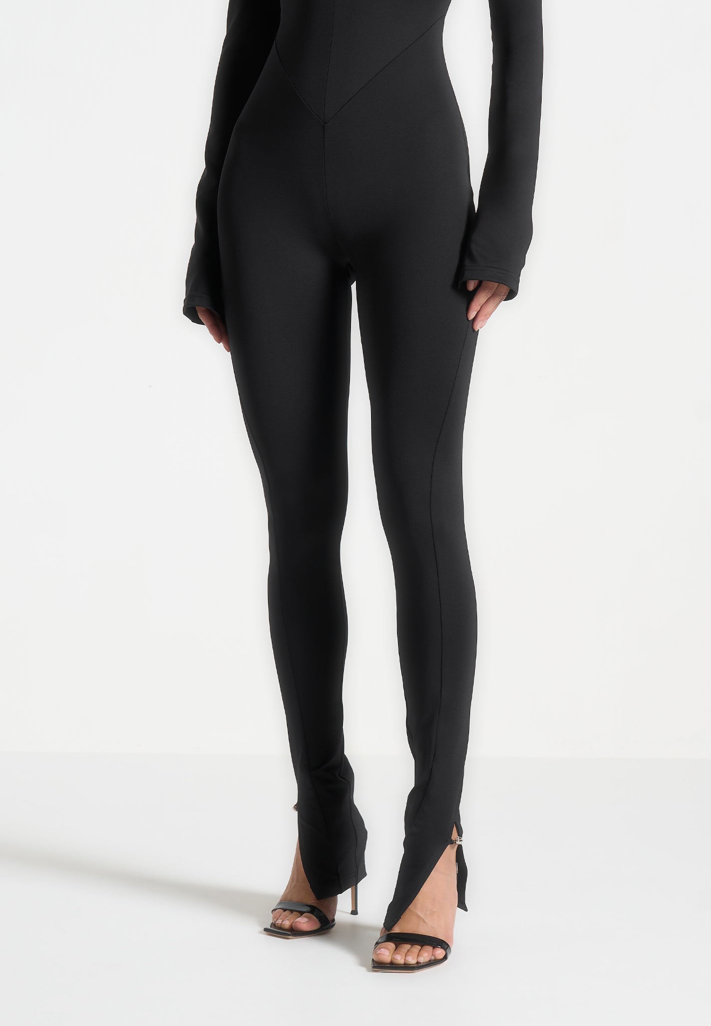Schulterfreier Jumpsuit mit Twisted-Bust-Design - Schwarz