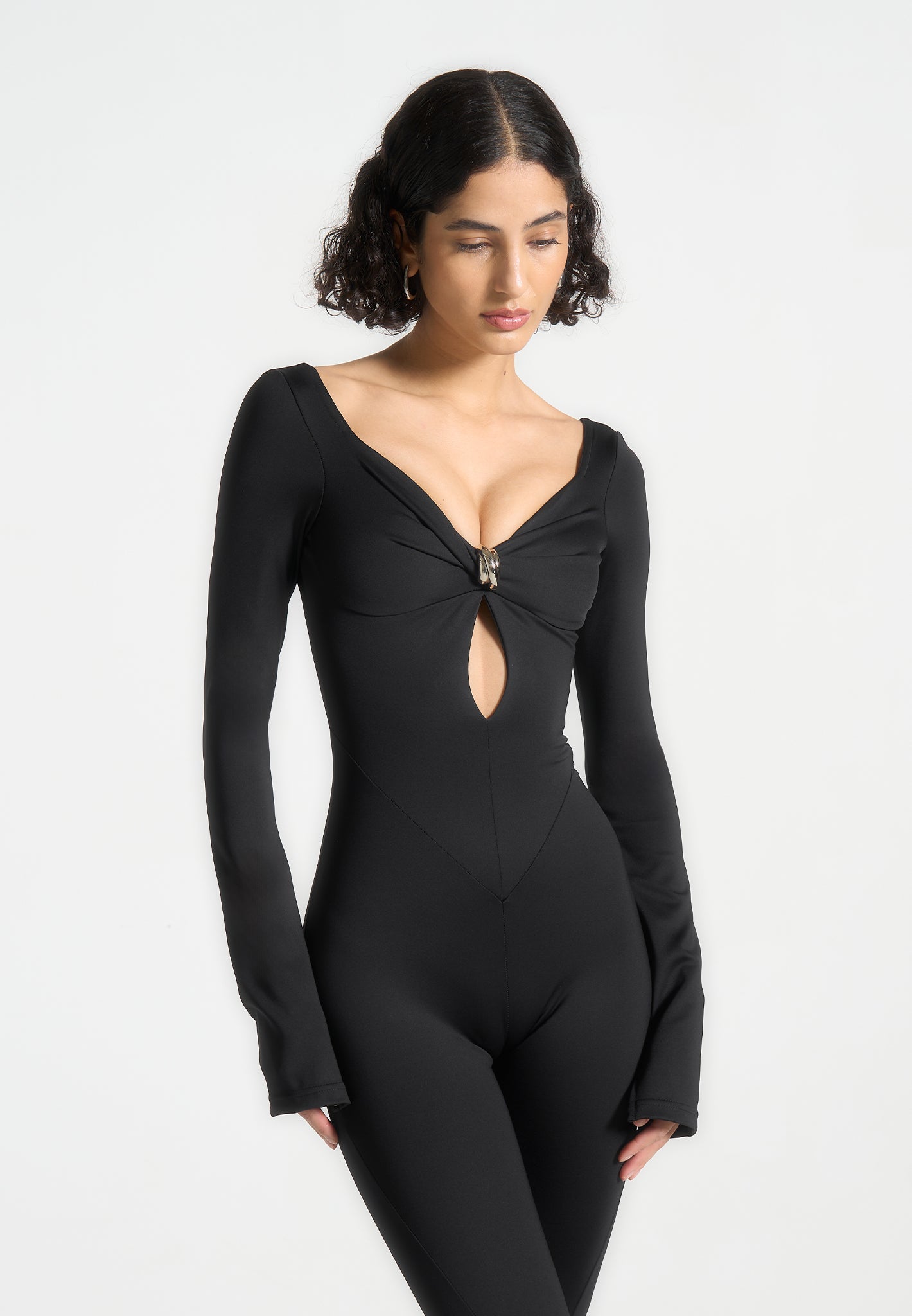 Schulterfreier Jumpsuit mit Twisted-Bust-Design - Schwarz