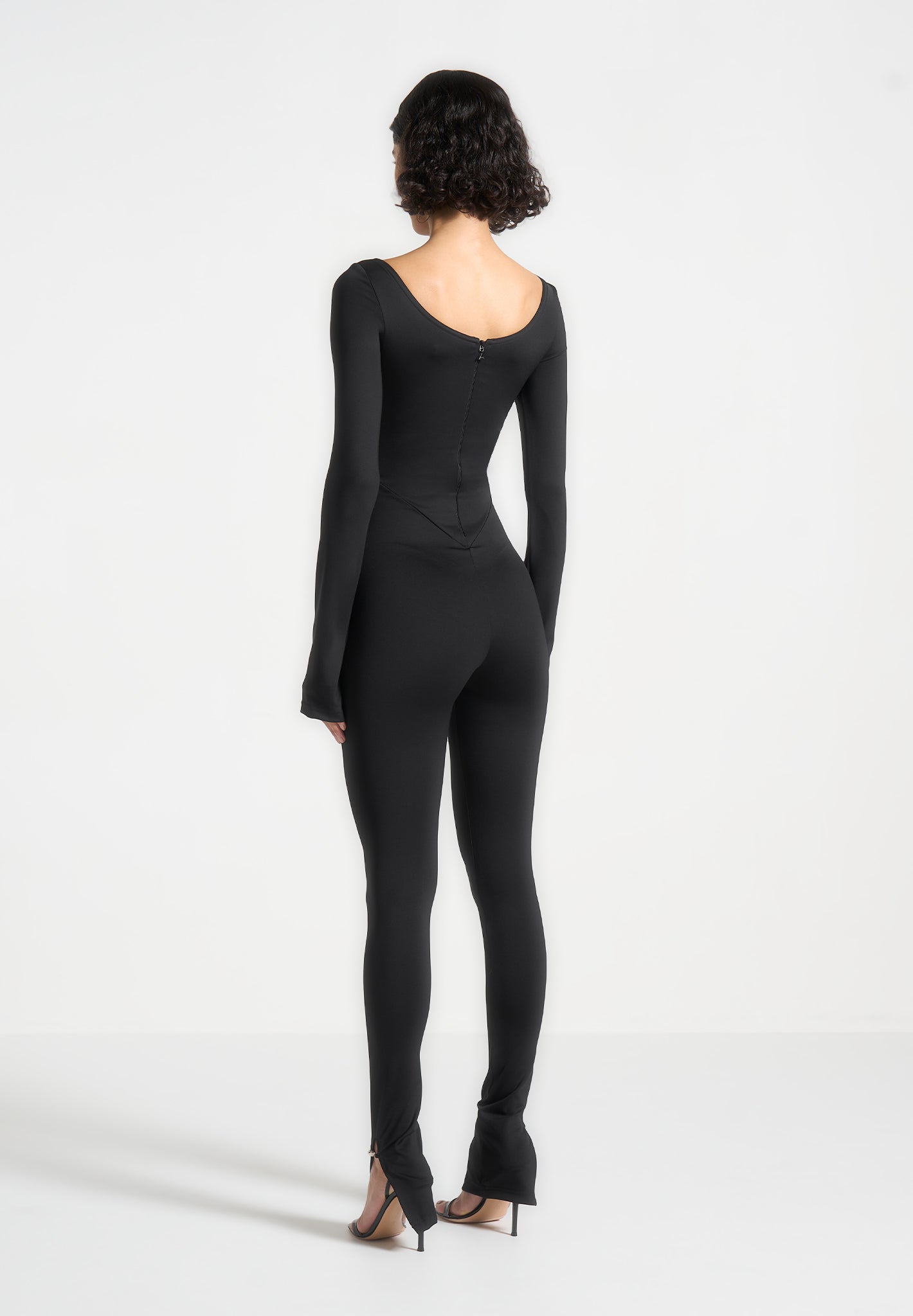 Schulterfreier Jumpsuit mit Twisted-Bust-Design - Schwarz
