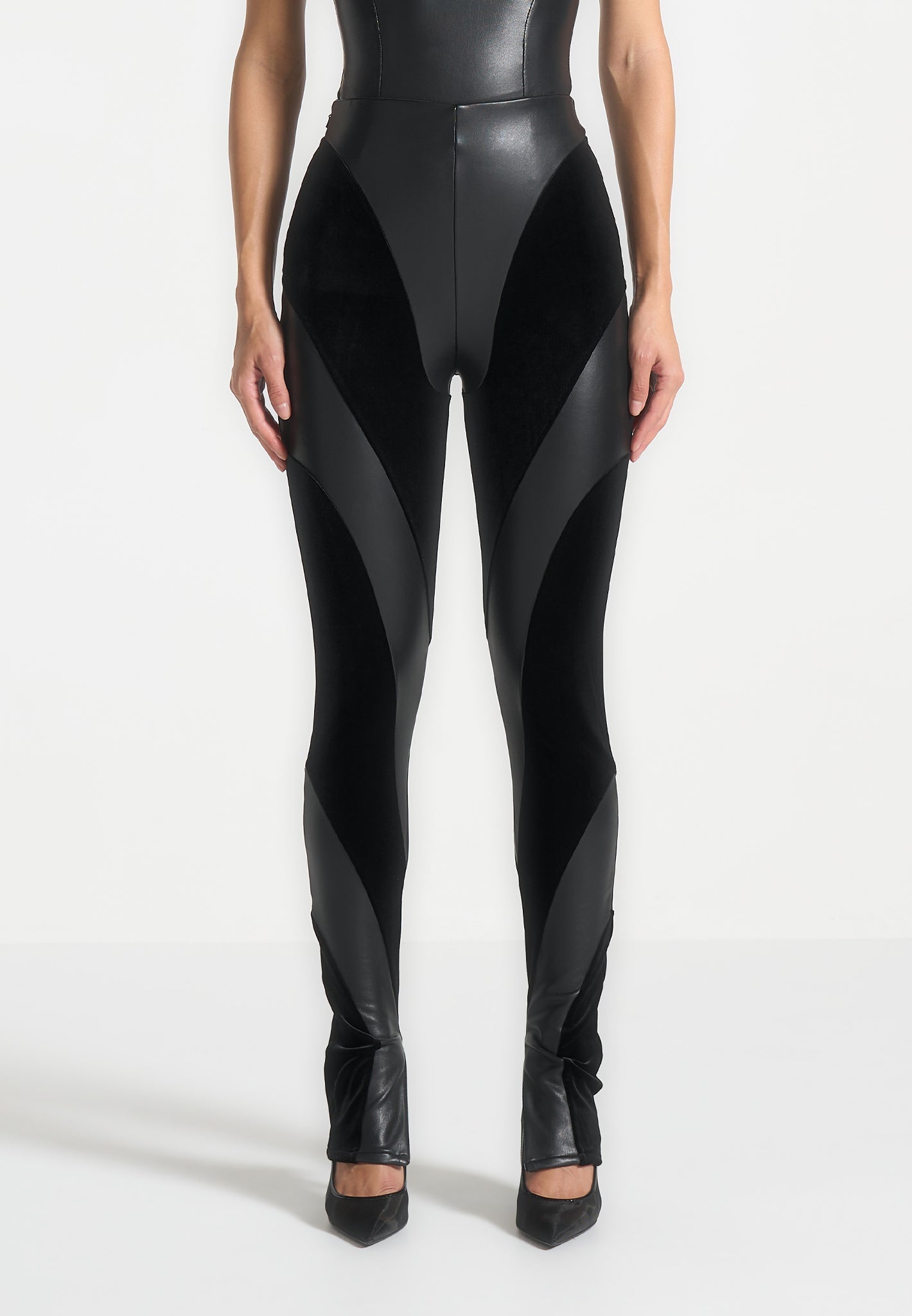 Kontur-Leggings aus Leder und Velours - Schwarz