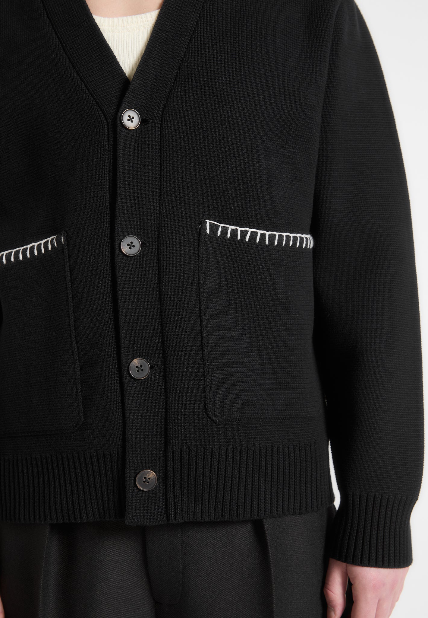 Cardigan aus gekämmter Baumwolle mit Überwendlingsstich - Schwarz 