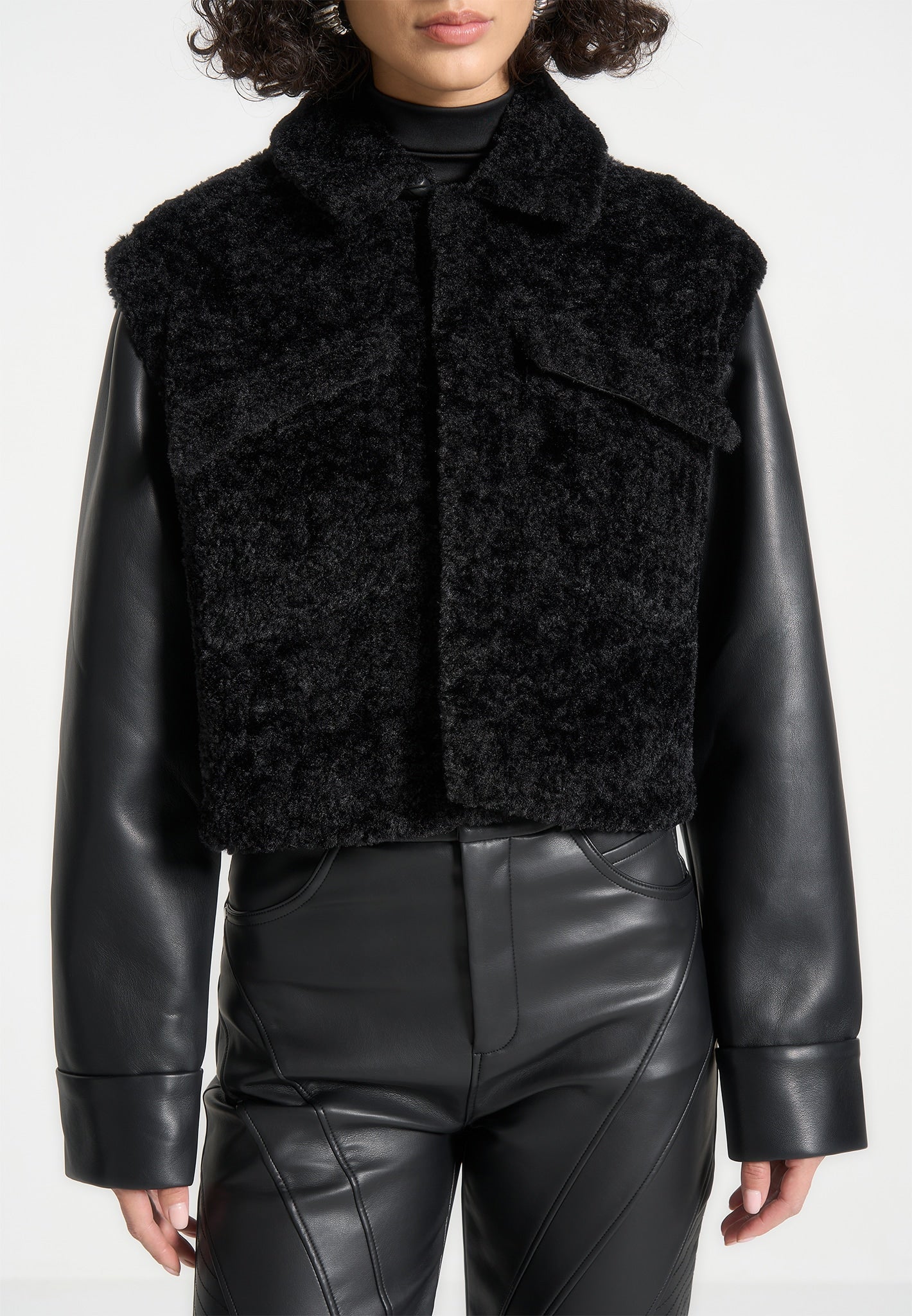 Plüschjacke mit Lederärmeln - Schwarz 