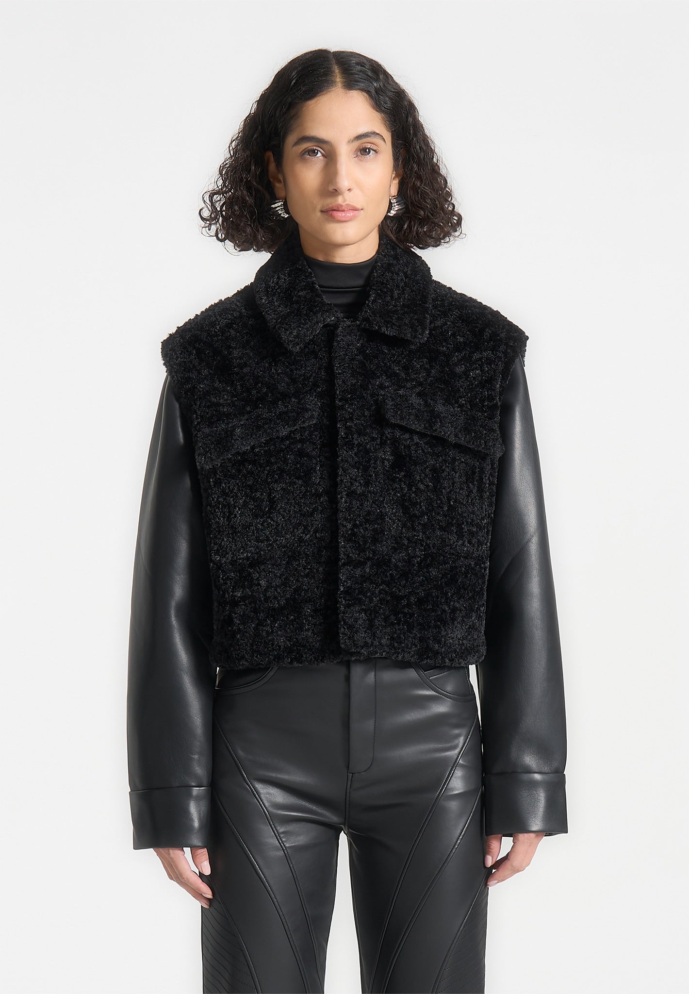 Plüschjacke mit Lederärmeln - Schwarz 
