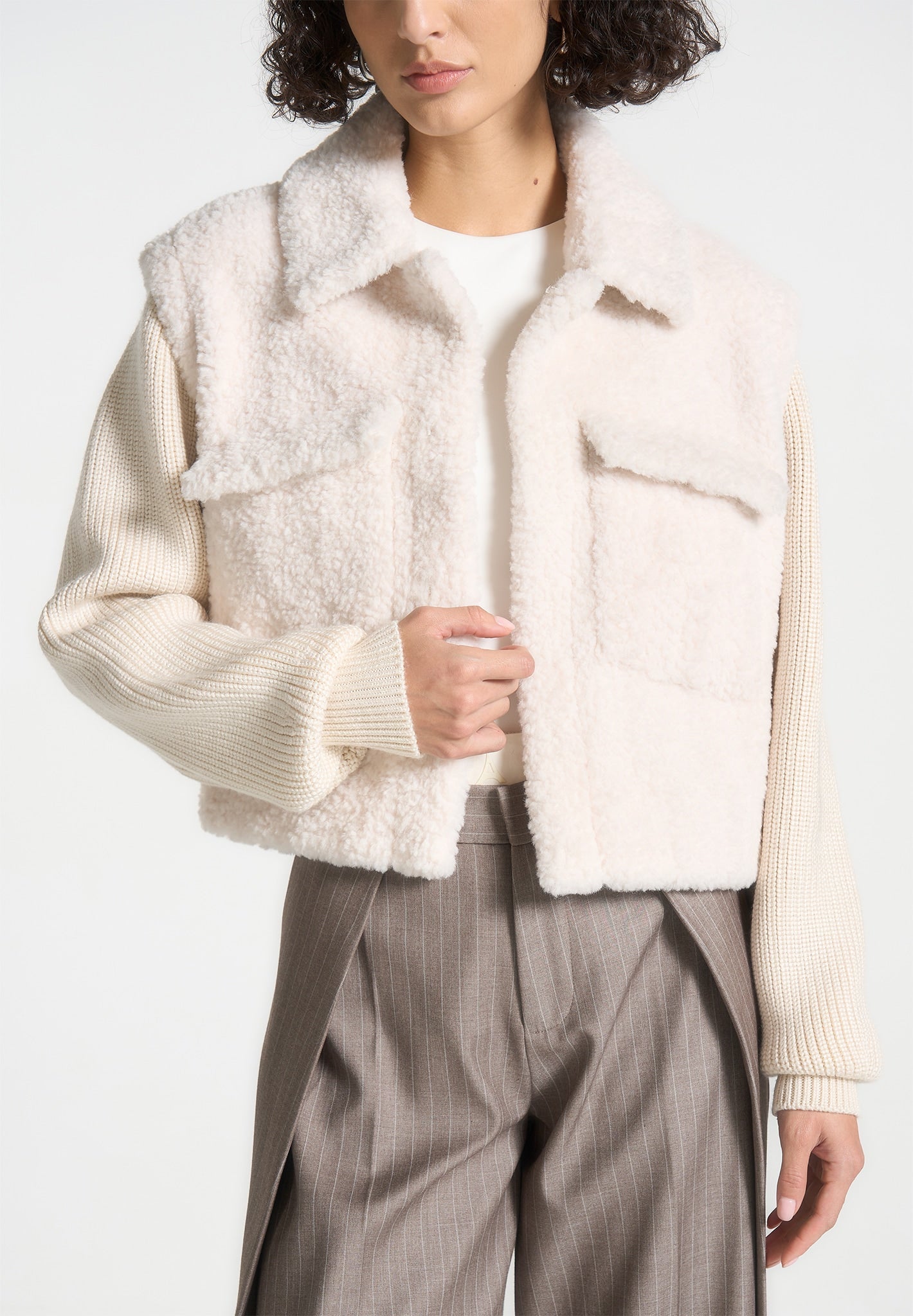 Plüschjacke mit Strickärmeln - Creme