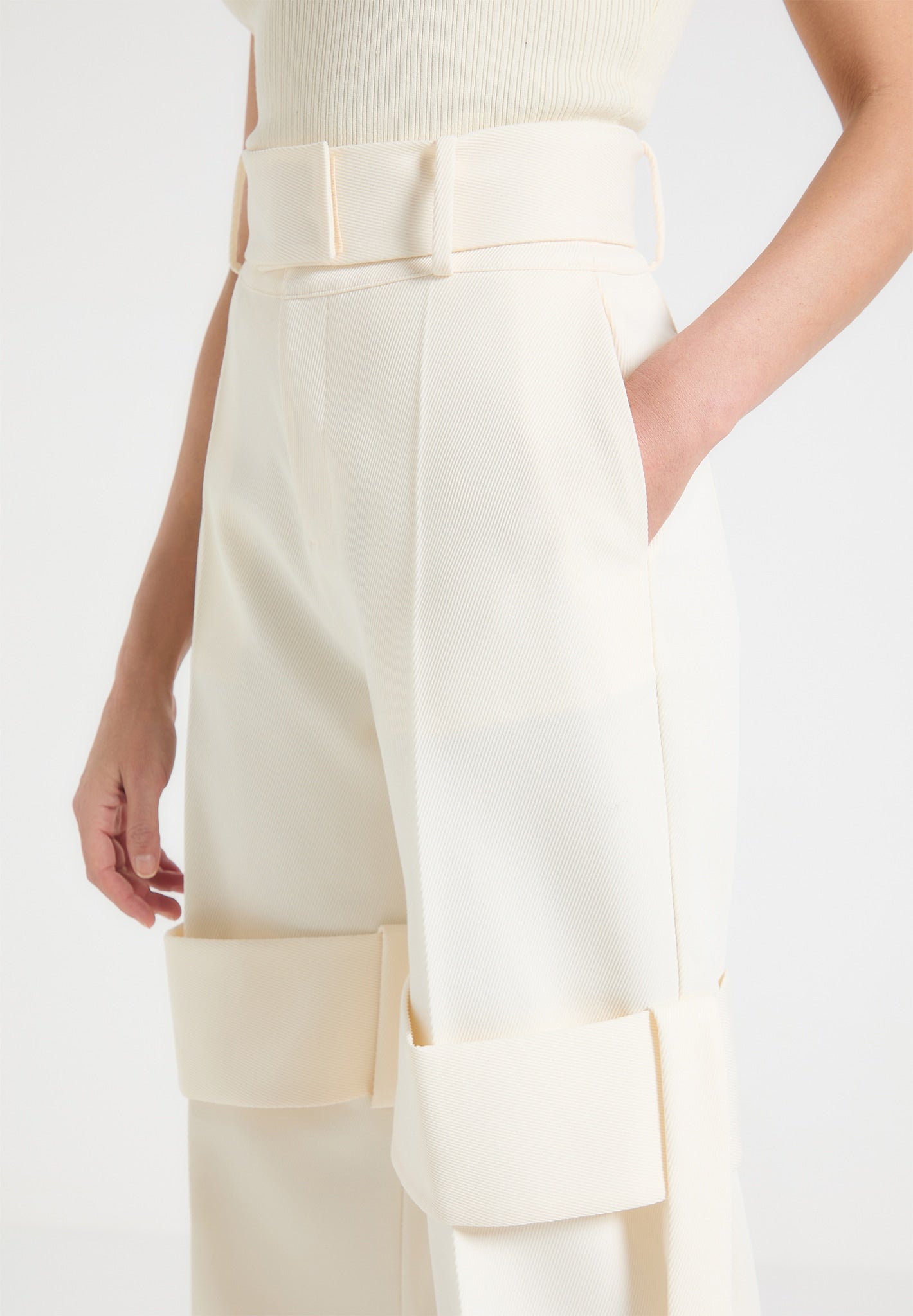 Maßgeschneiderte Hose mit Gürtelriemendetail - Creme 