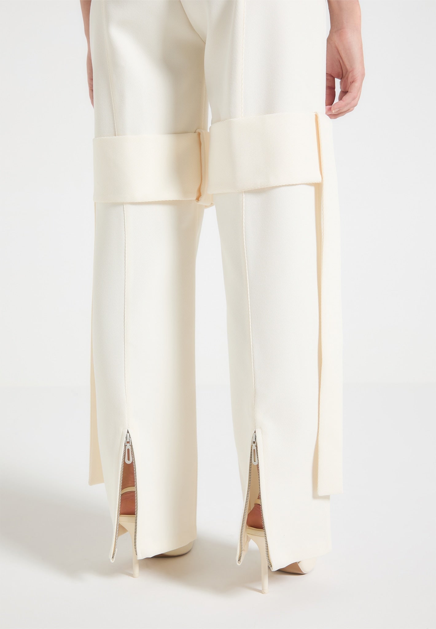 Maßgeschneiderte Hose mit Gürtelriemendetail - Creme 