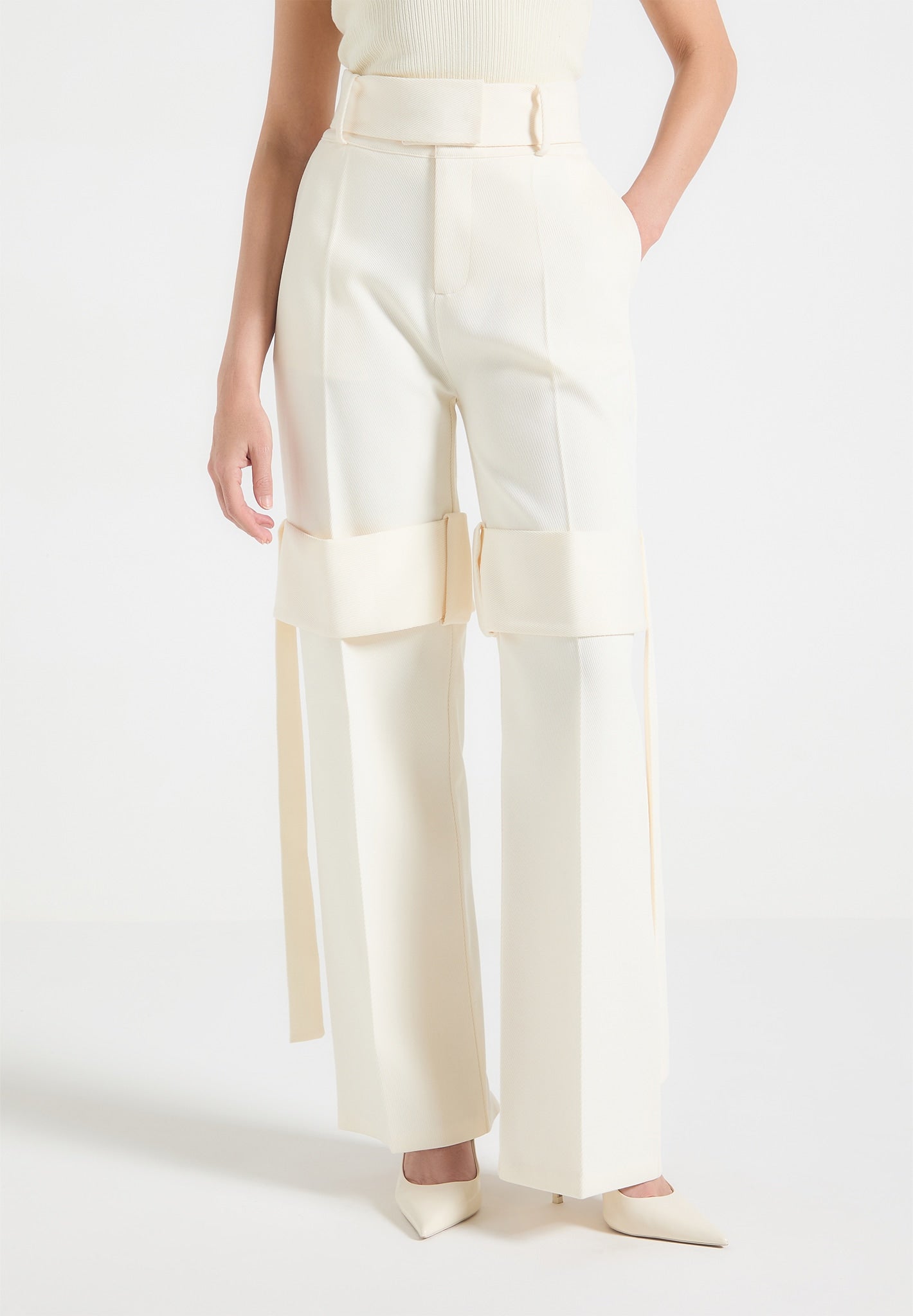 Maßgeschneiderte Hose mit Gürtelriemendetail - Creme 