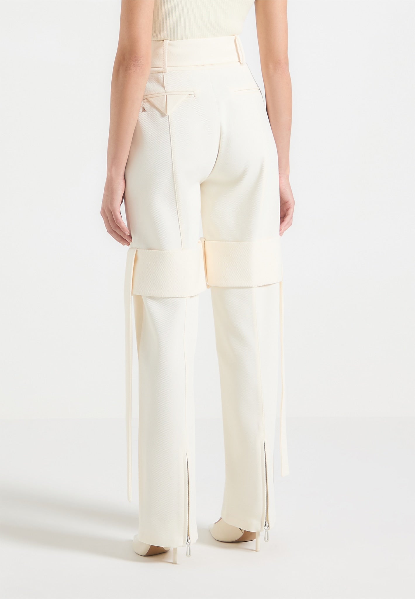 Maßgeschneiderte Hose mit Gürtelriemendetail - Creme 