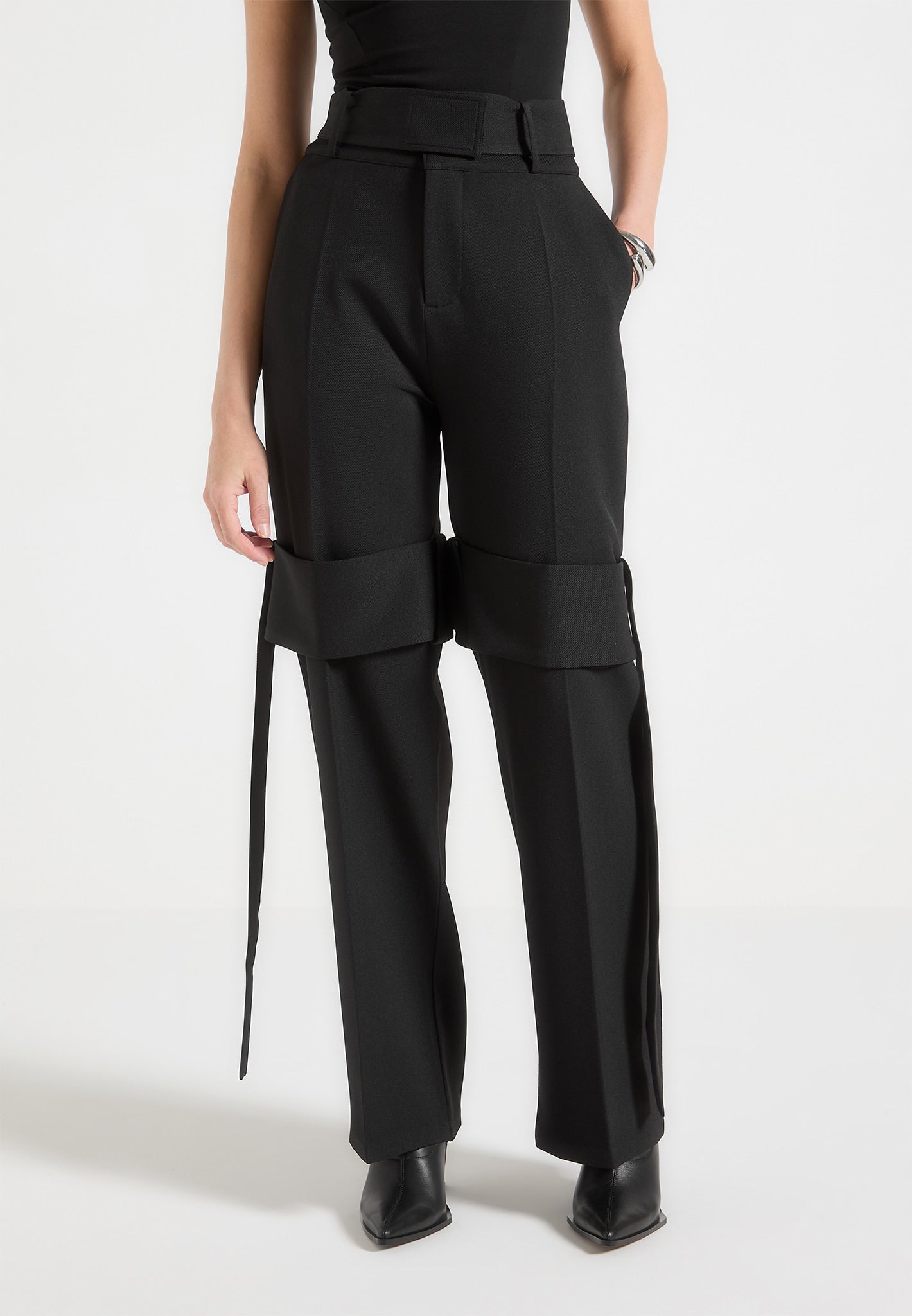 Maßgeschneiderte Hose mit Gürtelriemendetail - Schwarz 