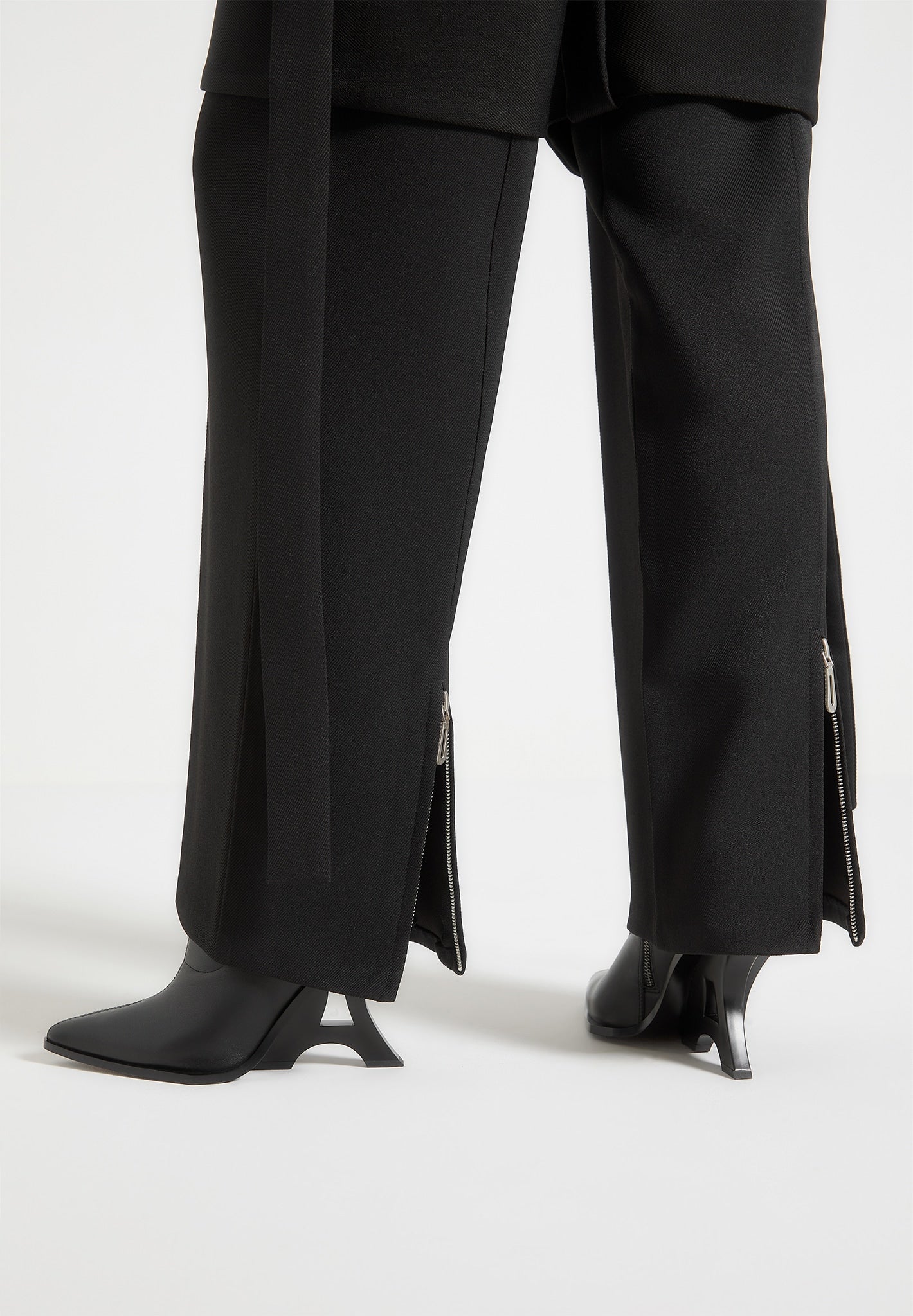 Maßgeschneiderte Hose mit Gürtelriemendetail - Schwarz 