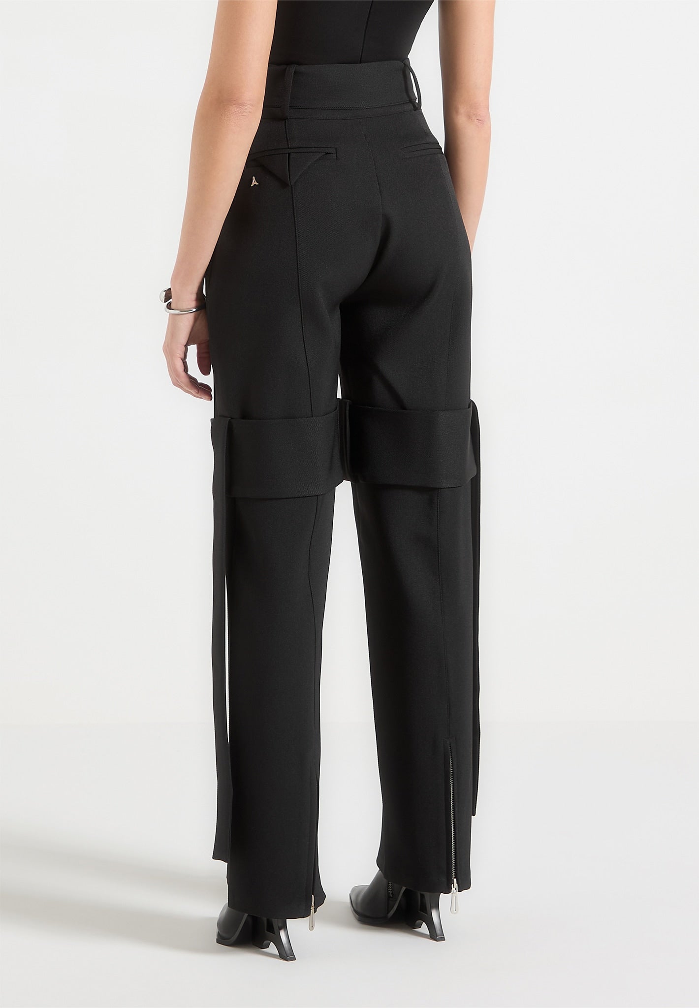 Maßgeschneiderte Hose mit Gürtelriemendetail - Schwarz 