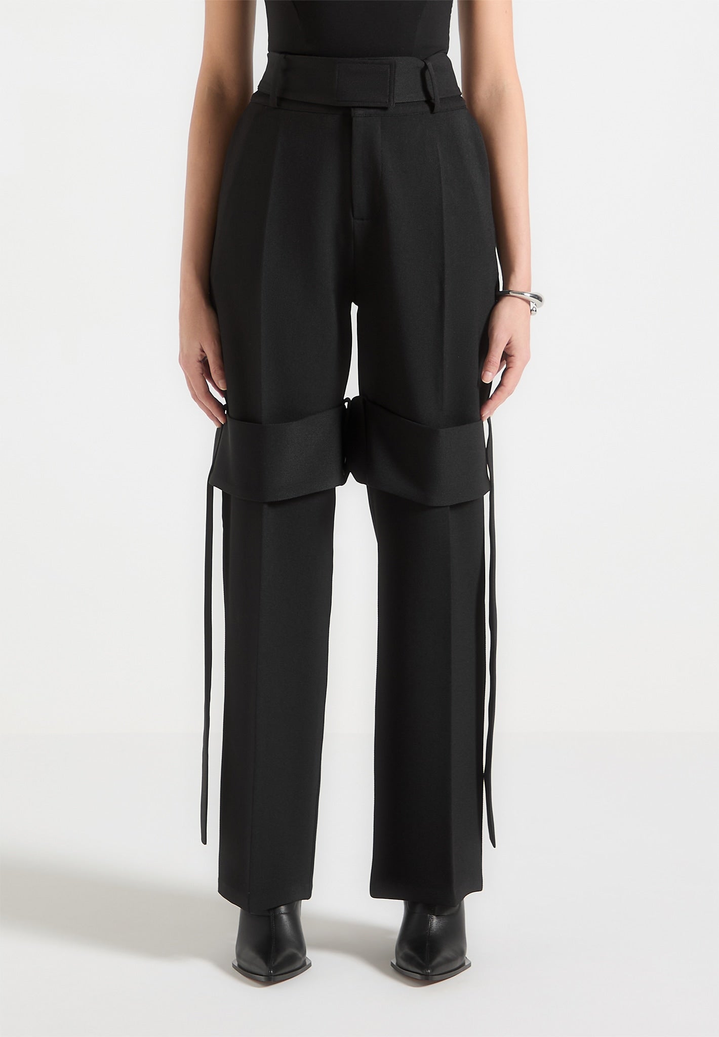 Maßgeschneiderte Hose mit Gürtelriemendetail - Schwarz 