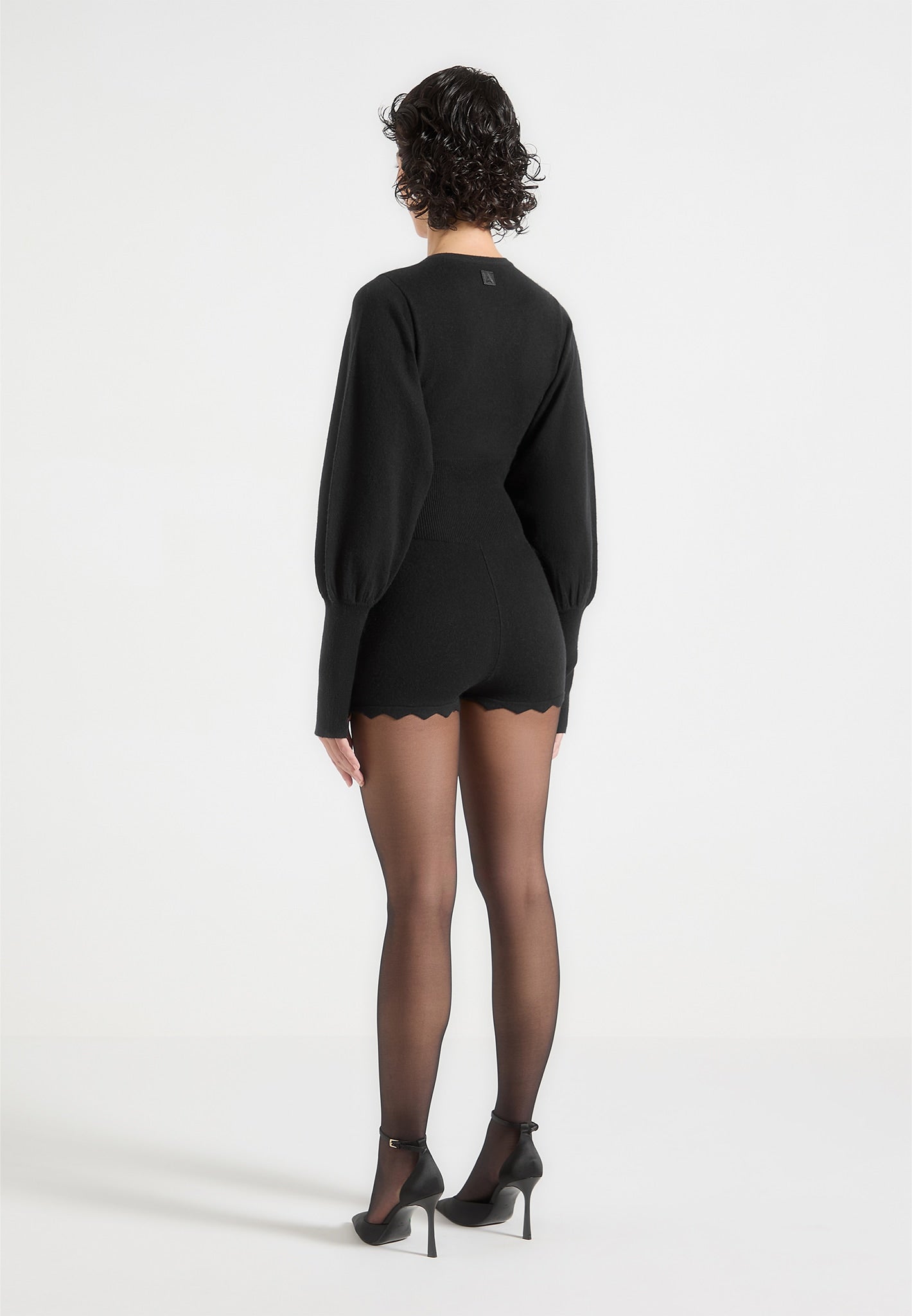 Gestrickter Playsuit mit Muschelsaum - Schwarz 