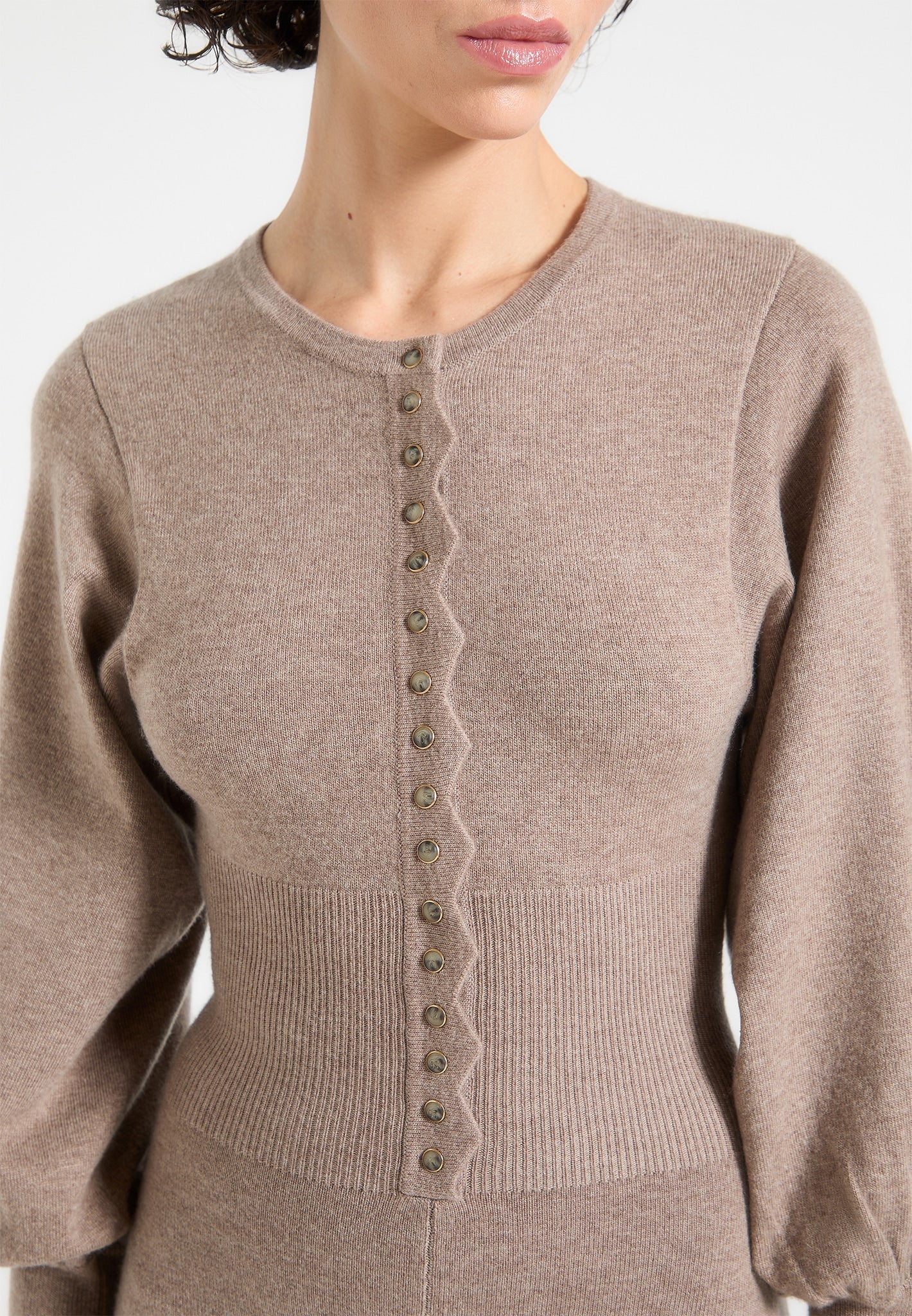 Gestrickter Playsuit mit Muschelsaum - Taupe 