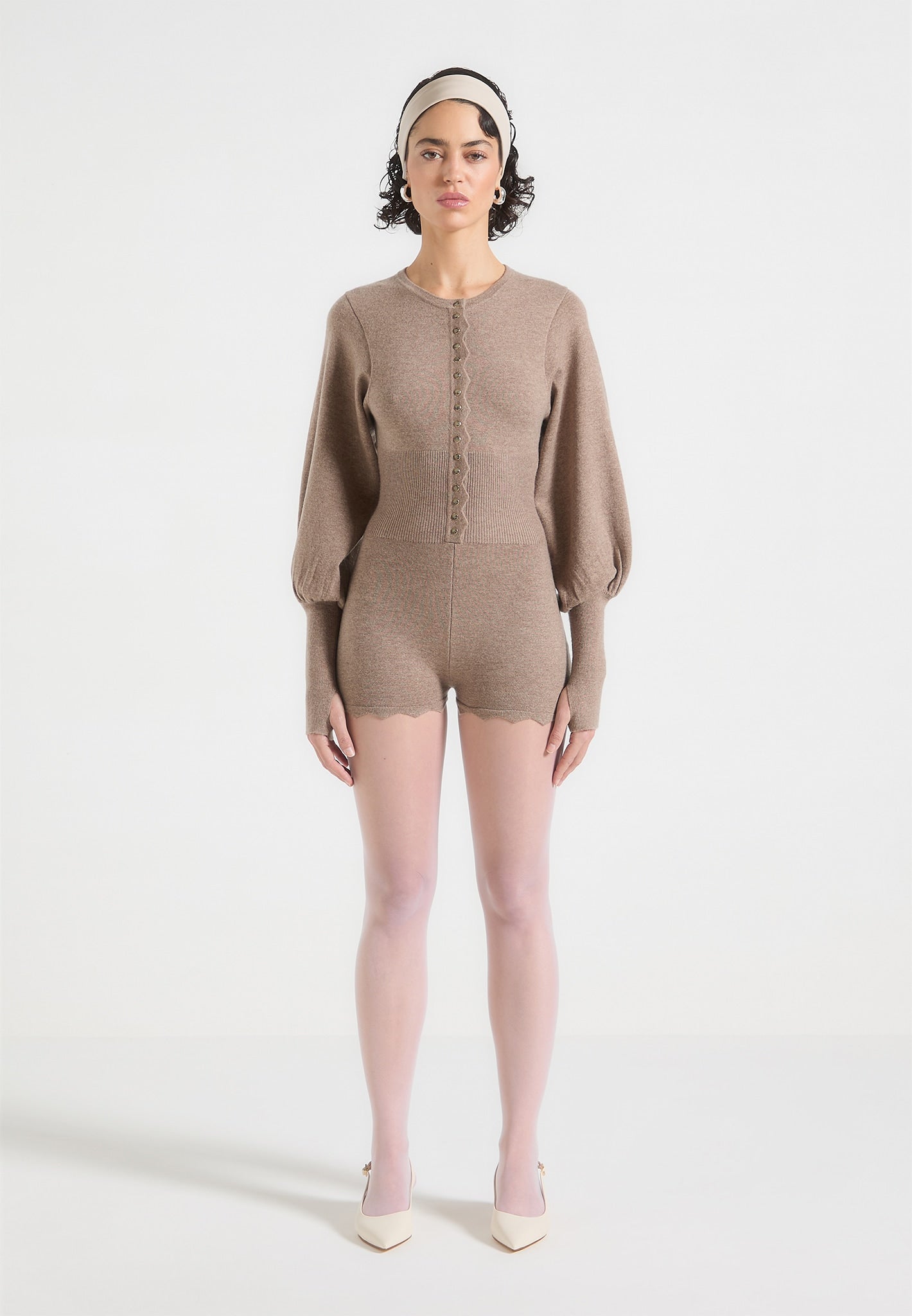 Gestrickter Playsuit mit Muschelsaum - Taupe 