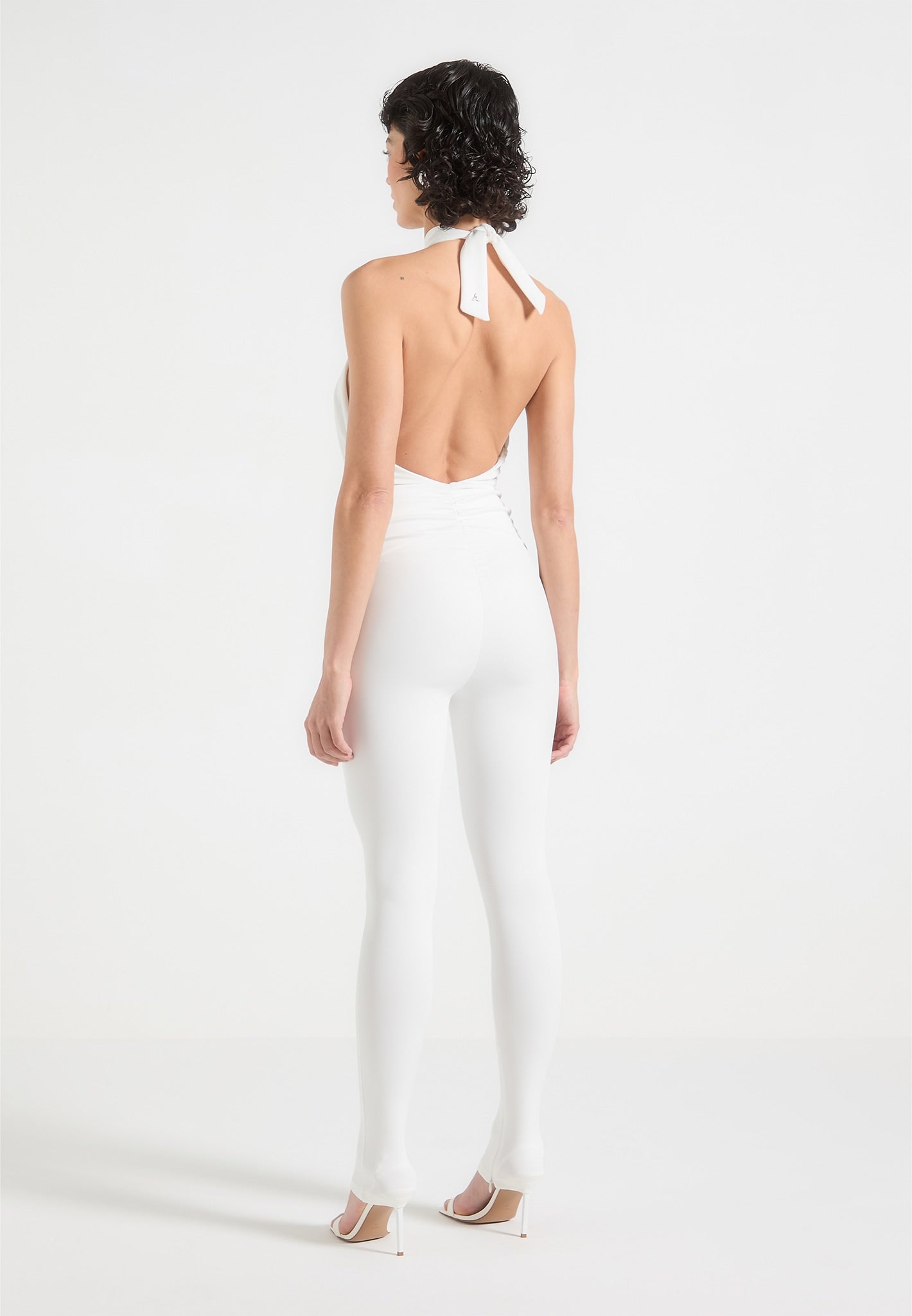 Geraffter Neckholder-Jumpsuit mit Twist-Design - Off White 