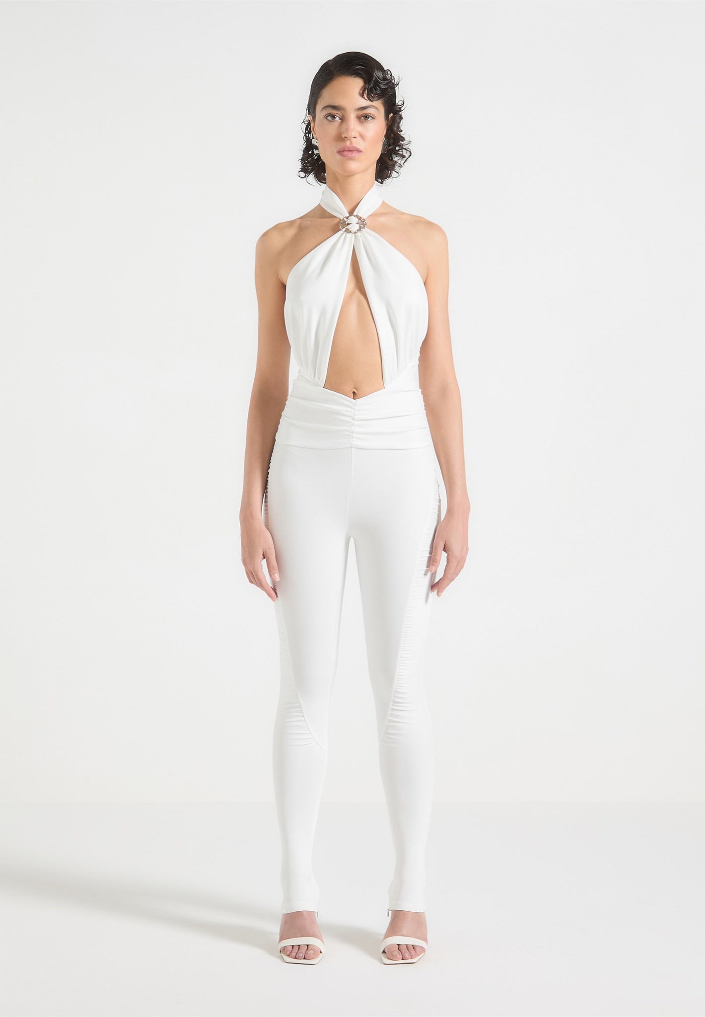 Geraffter Neckholder-Jumpsuit mit Twist-Design - Off White 