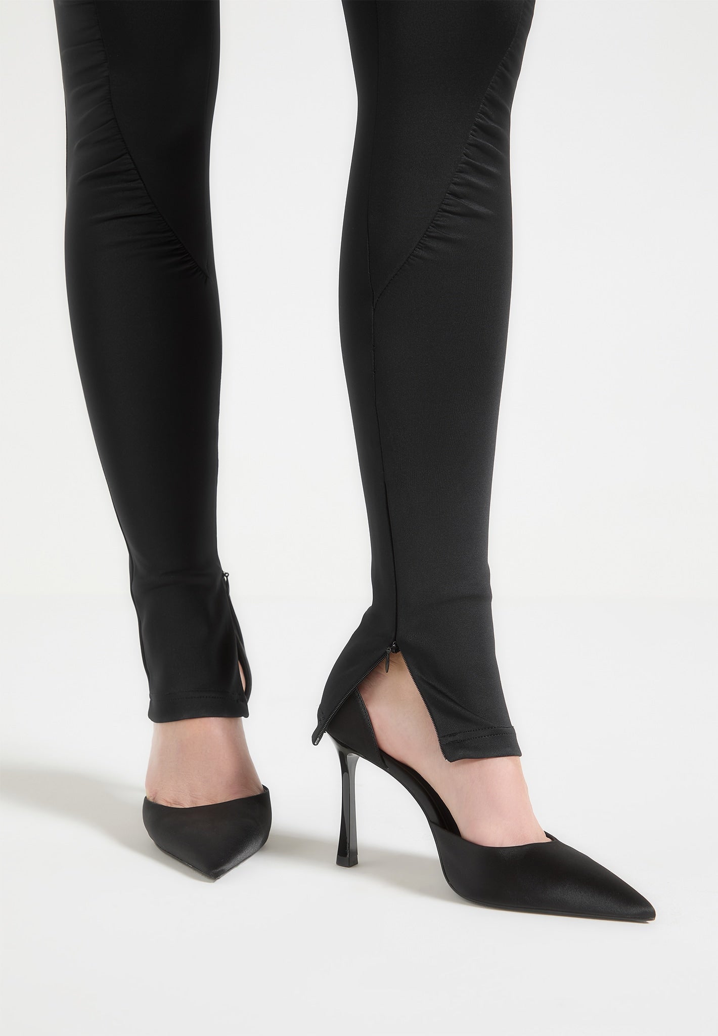 Jumpsuit mit Neckholder und Raffung - Schwarz 