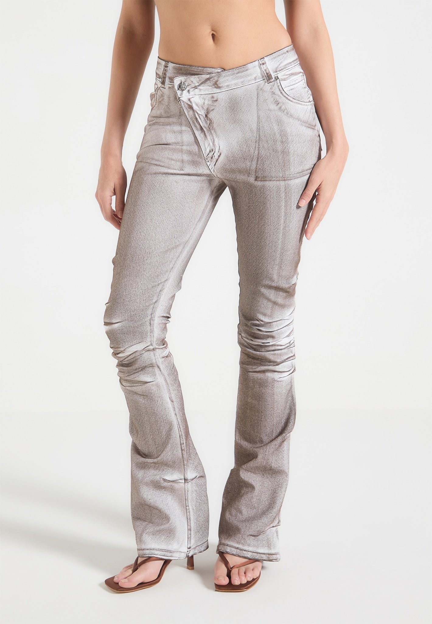 Fit-and-Flare-Jeans mit Denim-Effekt und Nähten - Braun/Weiß 