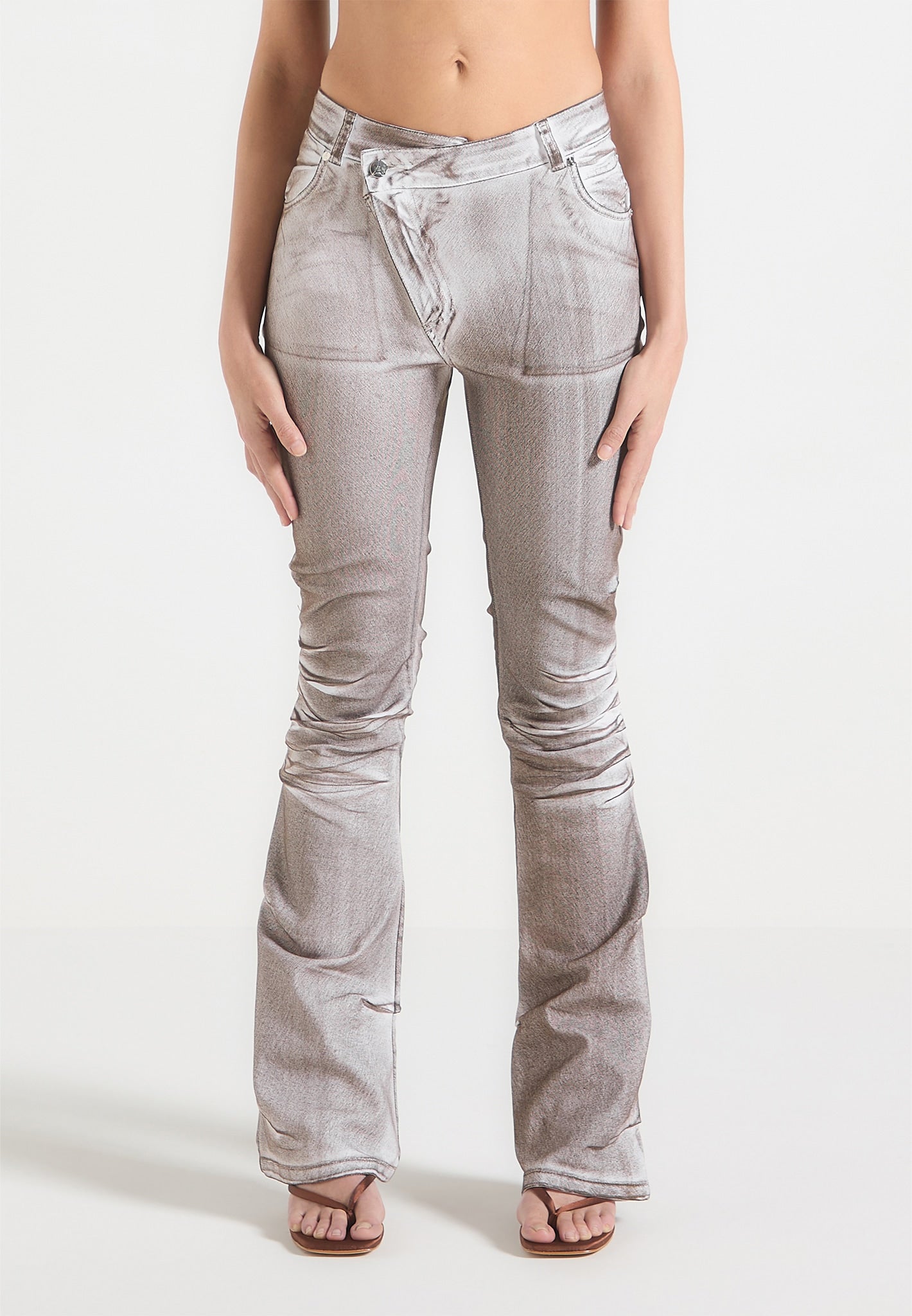 Fit-and-Flare-Jeans mit Denim-Effekt und Nähten - Braun/Weiß 