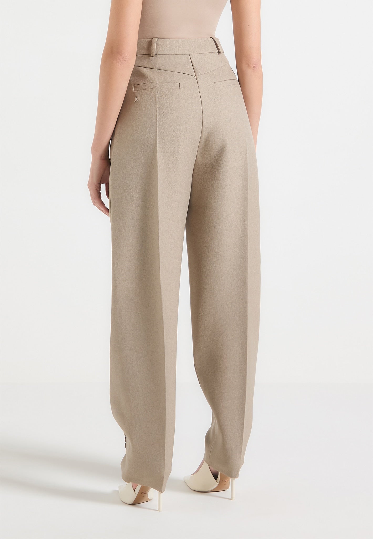 Tailored-Hose mit verdrehtem Bein - Taupe 