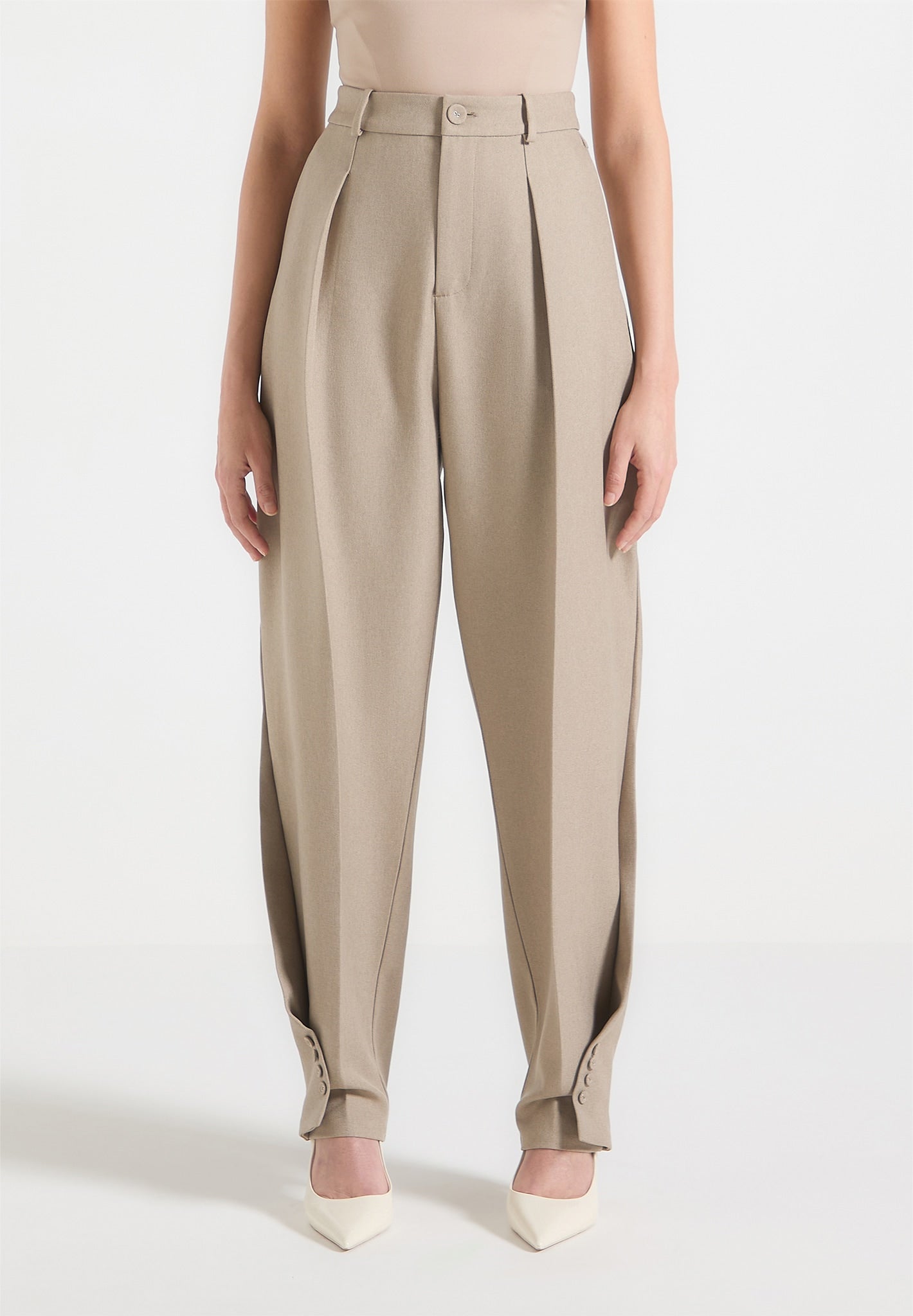 Tailored-Hose mit verdrehtem Bein - Taupe 