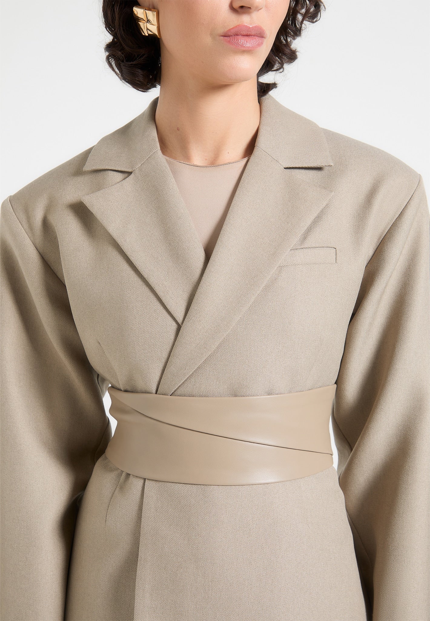 Tailored Blazer mit verdrehten Ärmeln und Gürtel - Taupe 