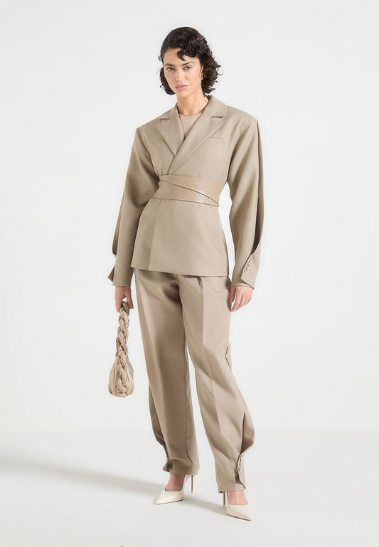 Tailored Blazer mit verdrehten Ärmeln und Gürtel - Taupe 