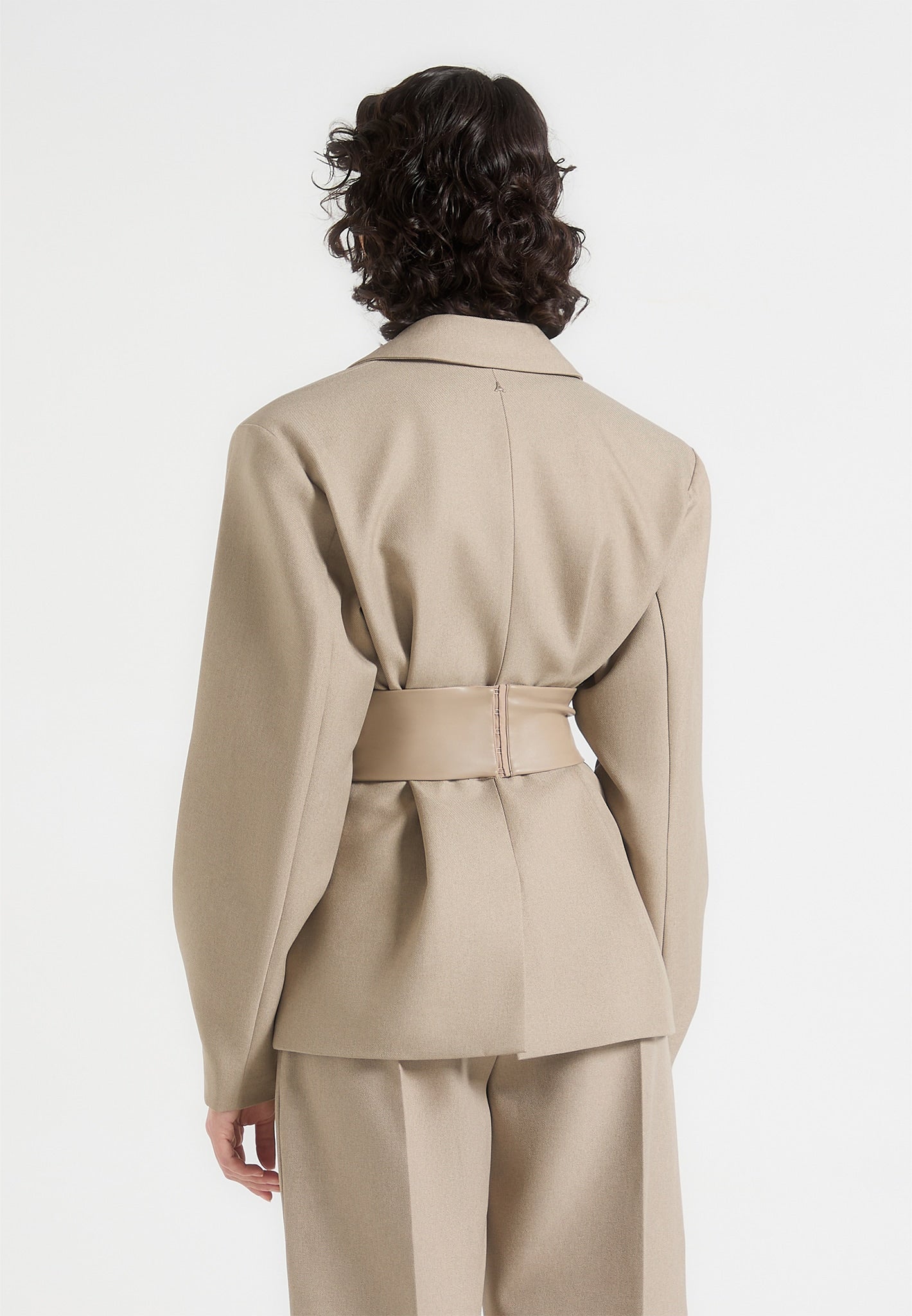 Tailored Blazer mit verdrehten Ärmeln und Gürtel - Taupe 