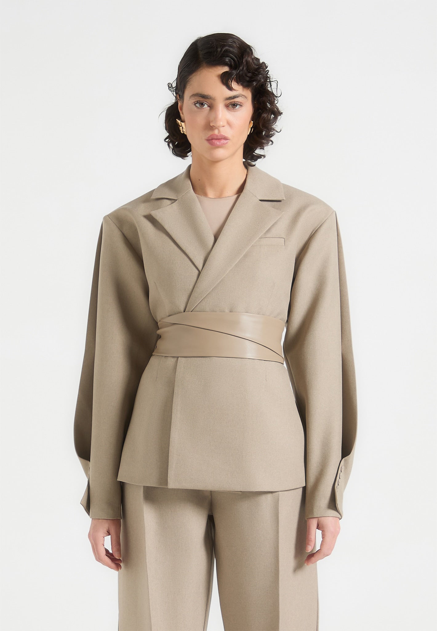 Tailored Blazer mit verdrehten Ärmeln und Gürtel - Taupe 