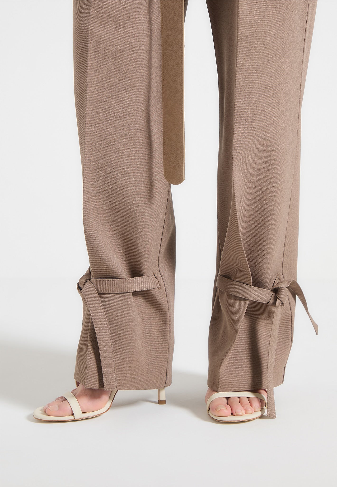 Maßgeschneiderte Hose mit übergroßem Gürtel und Knöchelbändern – Taupe 