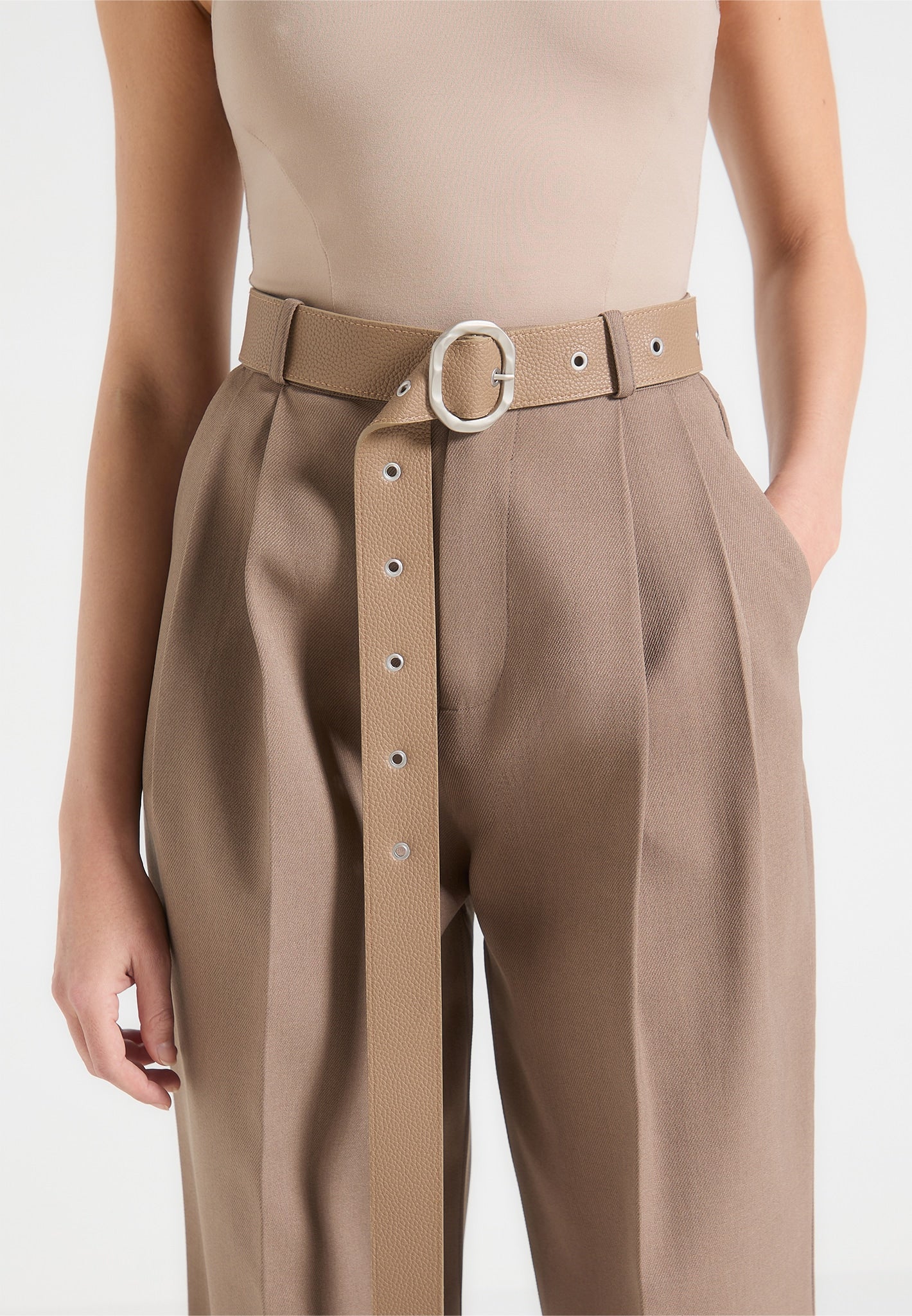 Maßgeschneiderte Hose mit übergroßem Gürtel und Knöchelbändern – Taupe 