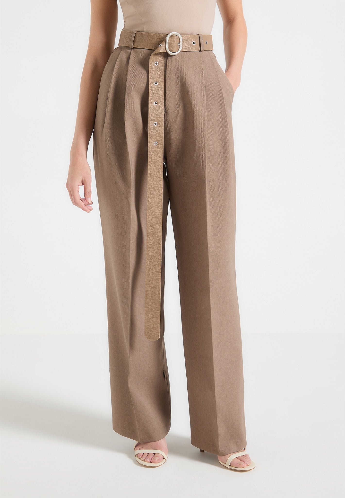 Maßgeschneiderte Hose mit übergroßem Gürtel und Knöchelbändern – Taupe 