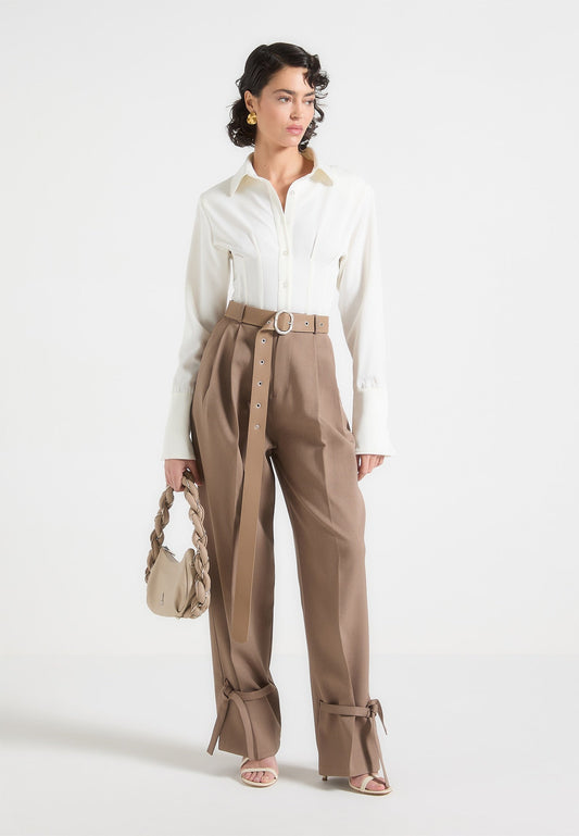 Maßgeschneiderte Hose mit übergroßem Gürtel und Knöchelbändern – Taupe 