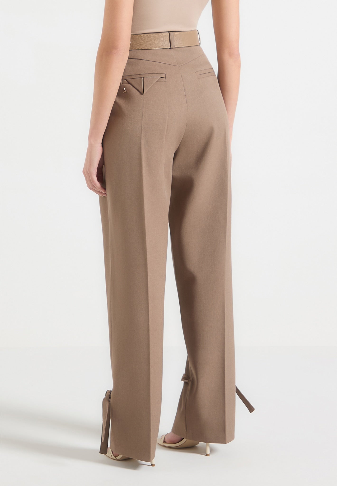 Maßgeschneiderte Hose mit übergroßem Gürtel und Knöchelbändern – Taupe 