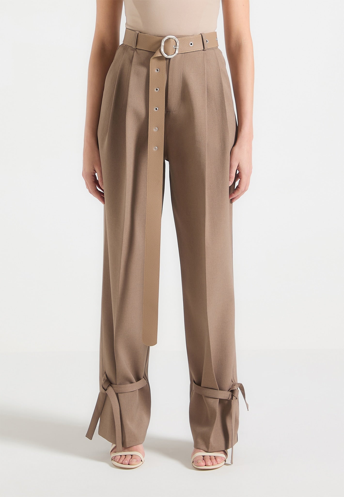 Maßgeschneiderte Hose mit übergroßem Gürtel und Knöchelbändern – Taupe 