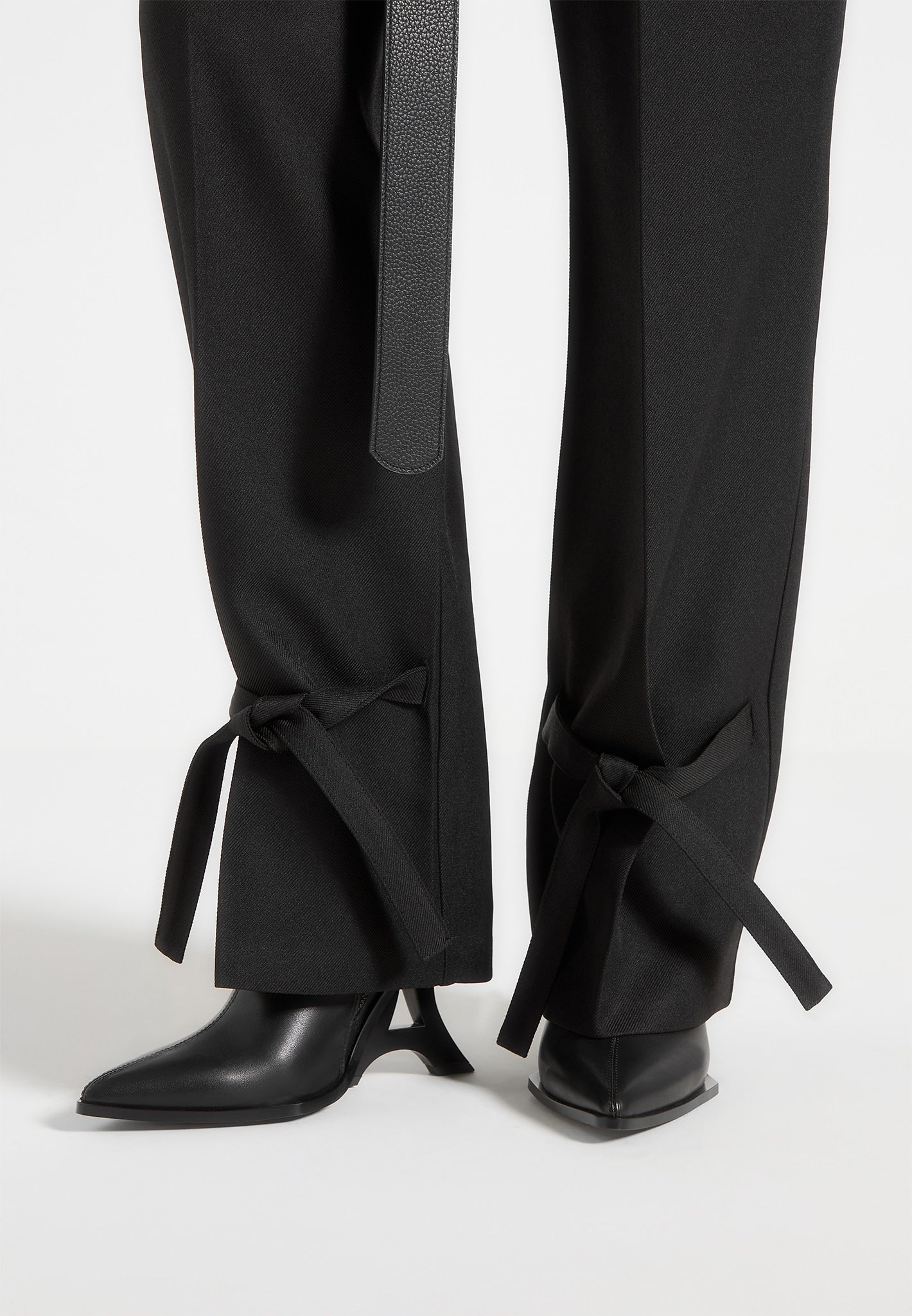 Maßgeschneiderte Hose mit übergroßem Gürtel und Knöchelbändern - Schwarz 