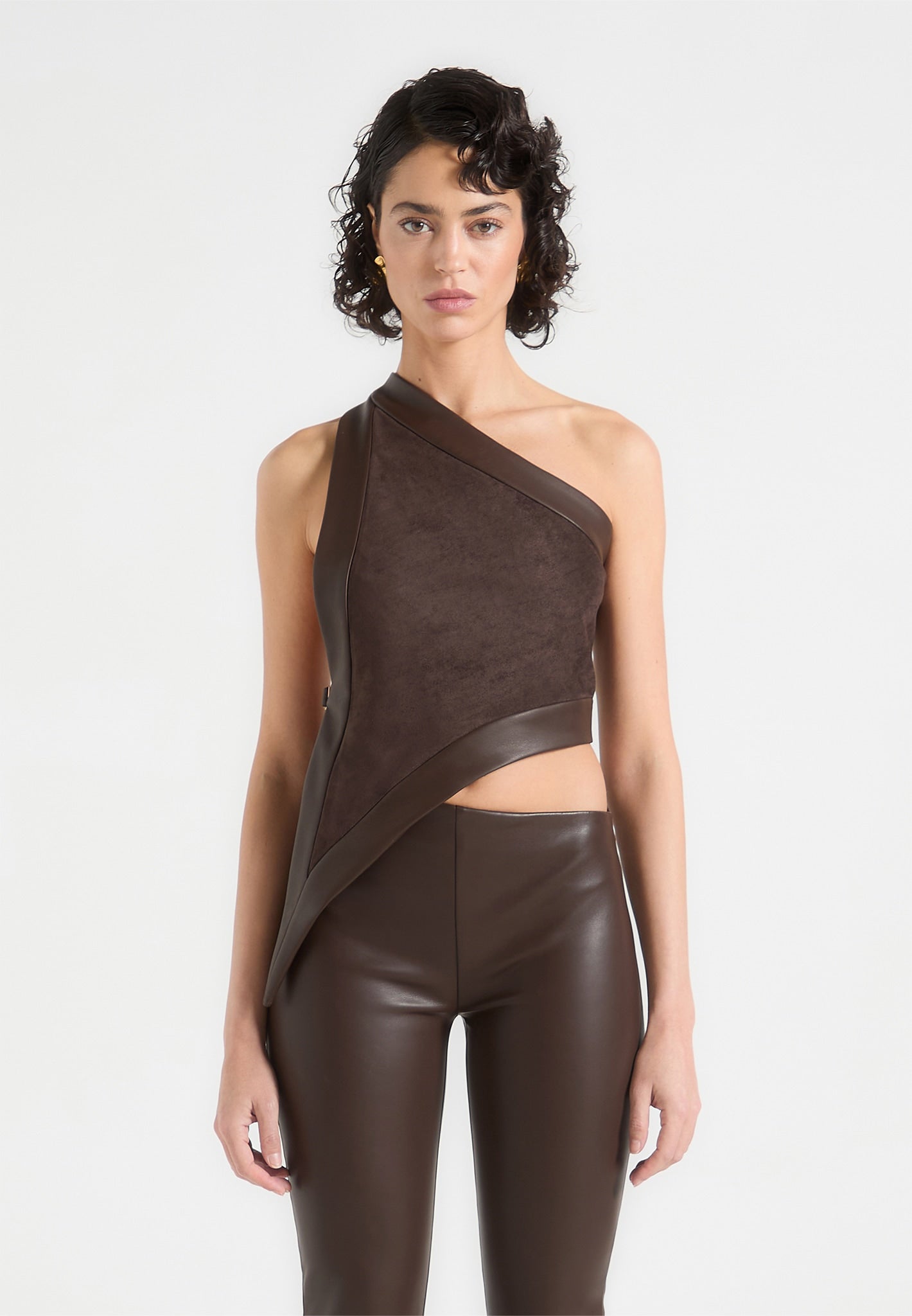 Asymmetrisches rückenfreies Top aus Wildleder und Leder - Braun 