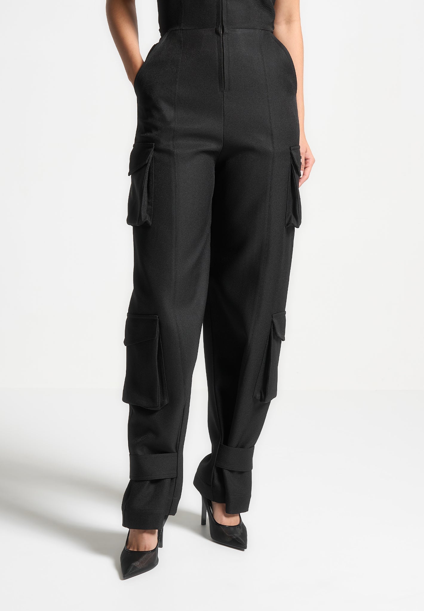 Maßgeschneiderter Neckholder-Cargo-Jumpsuit - Schwarz 