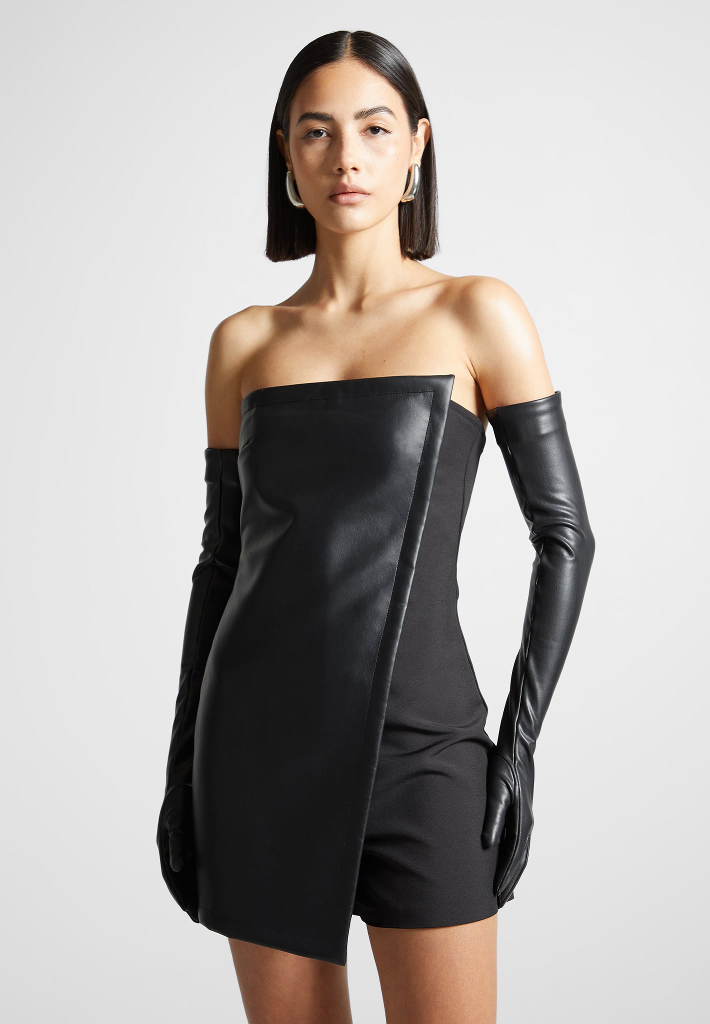 Maßgeschneiderter Leder-Playsuit mit Handschuhen - Schwarz