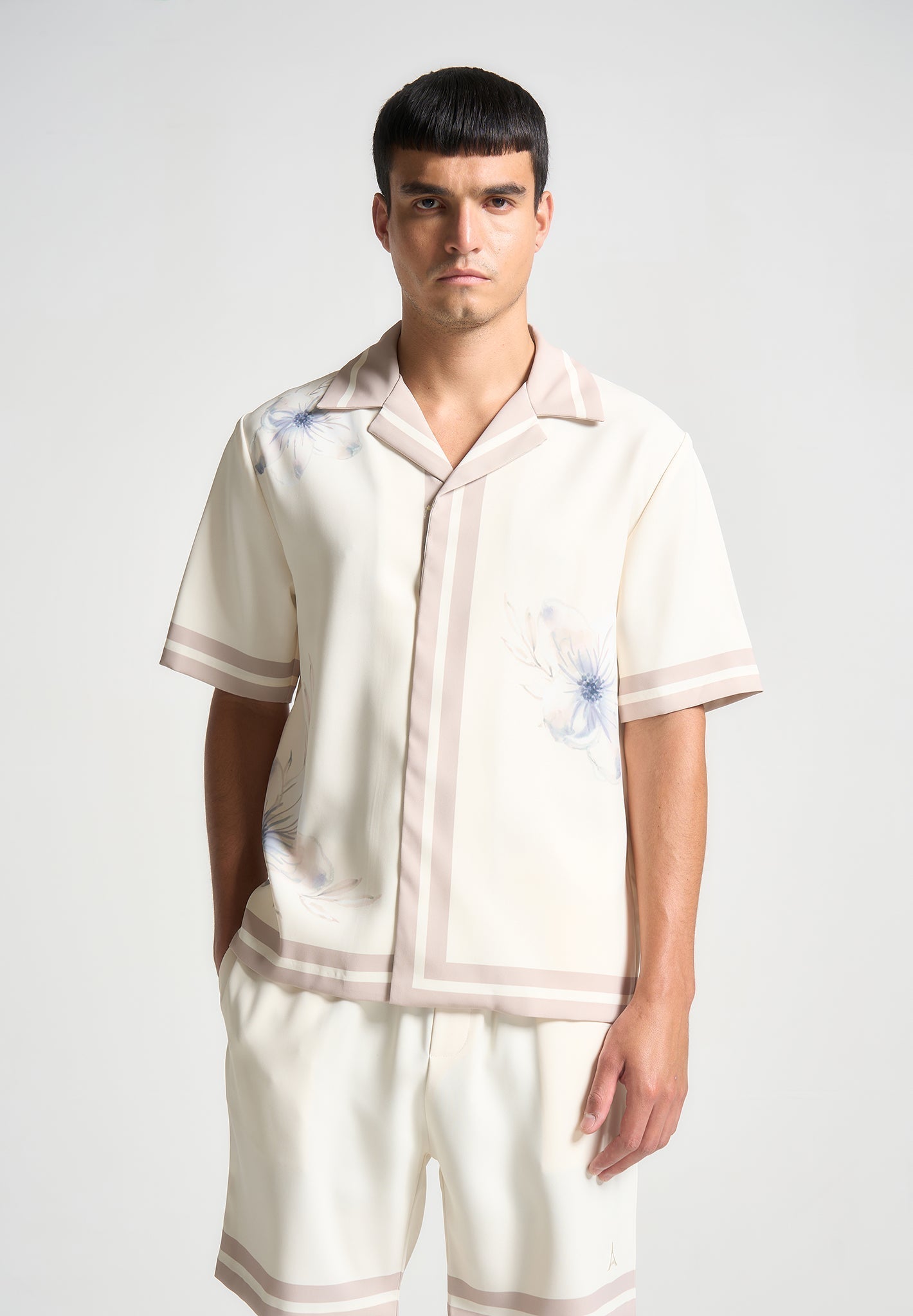 Resort-Hemd mit Blumenbordüre - Creme