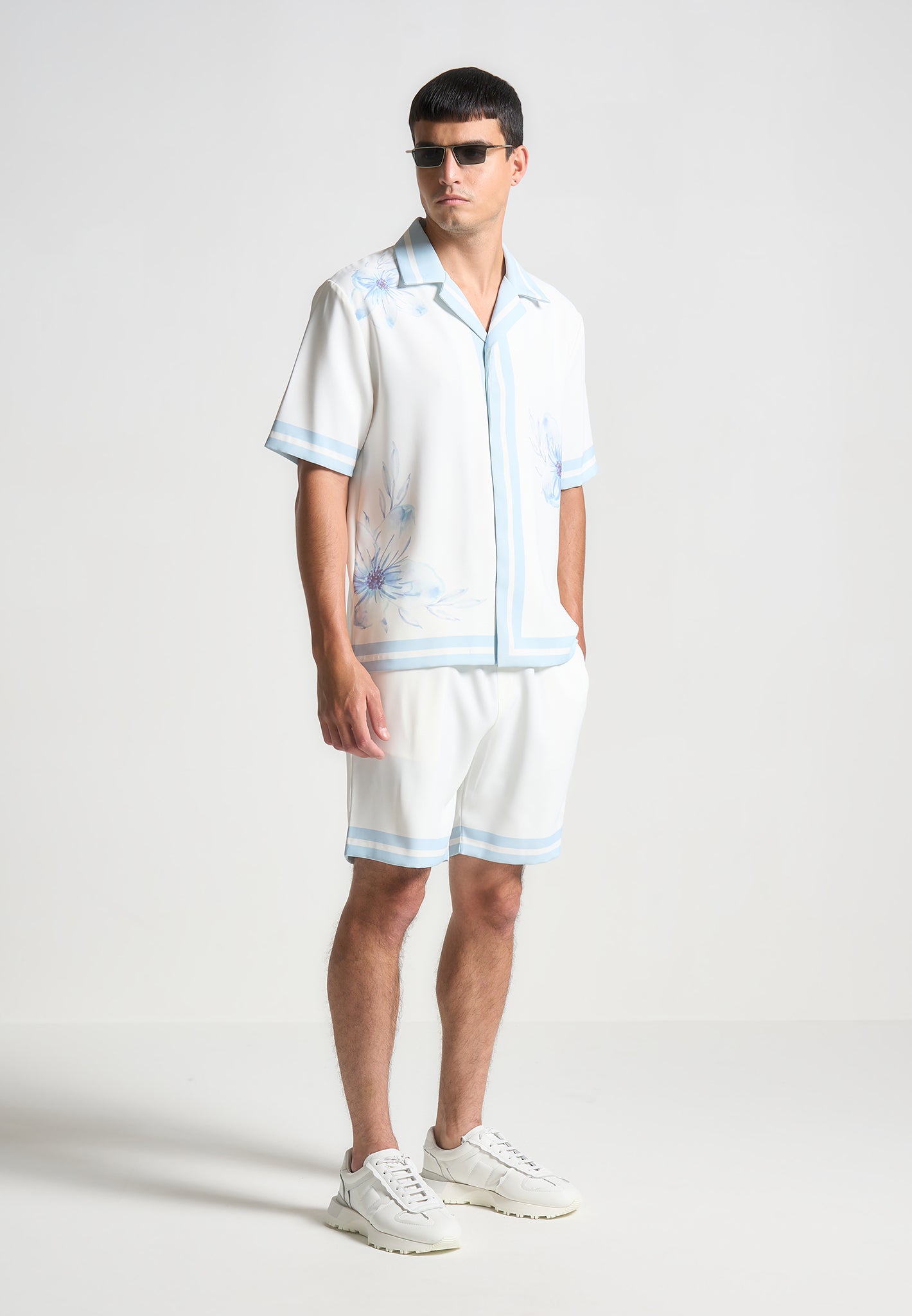 Shorts mit Blumenbordüre - Blau