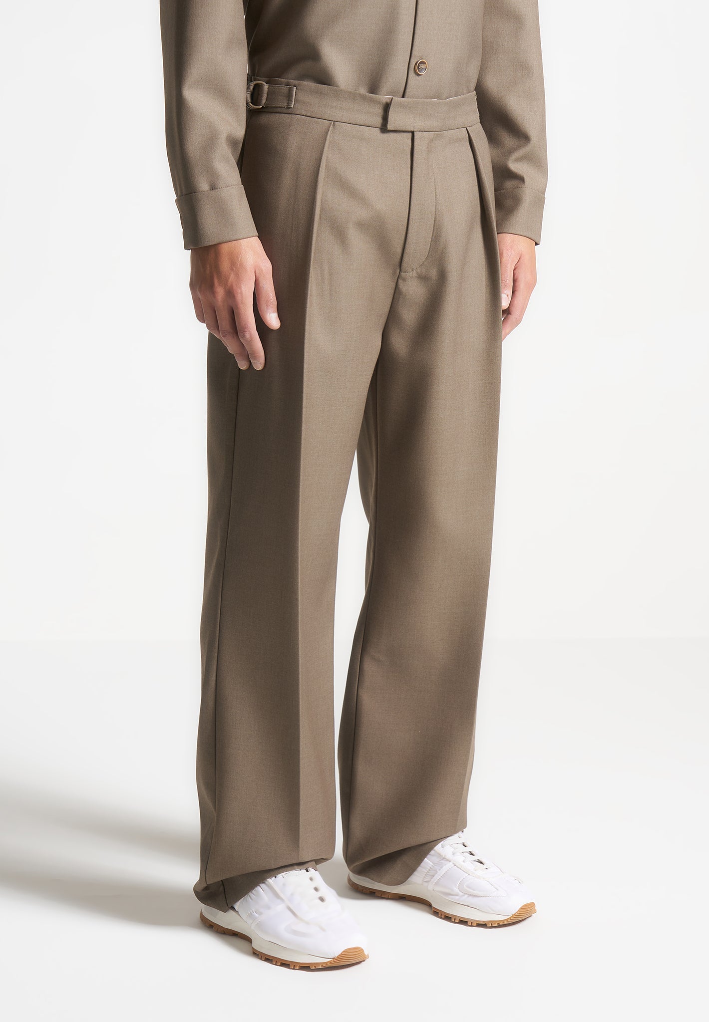 Relaxed Fit Hose mit Plisseefalten und Schraffurmuster - Khaki 