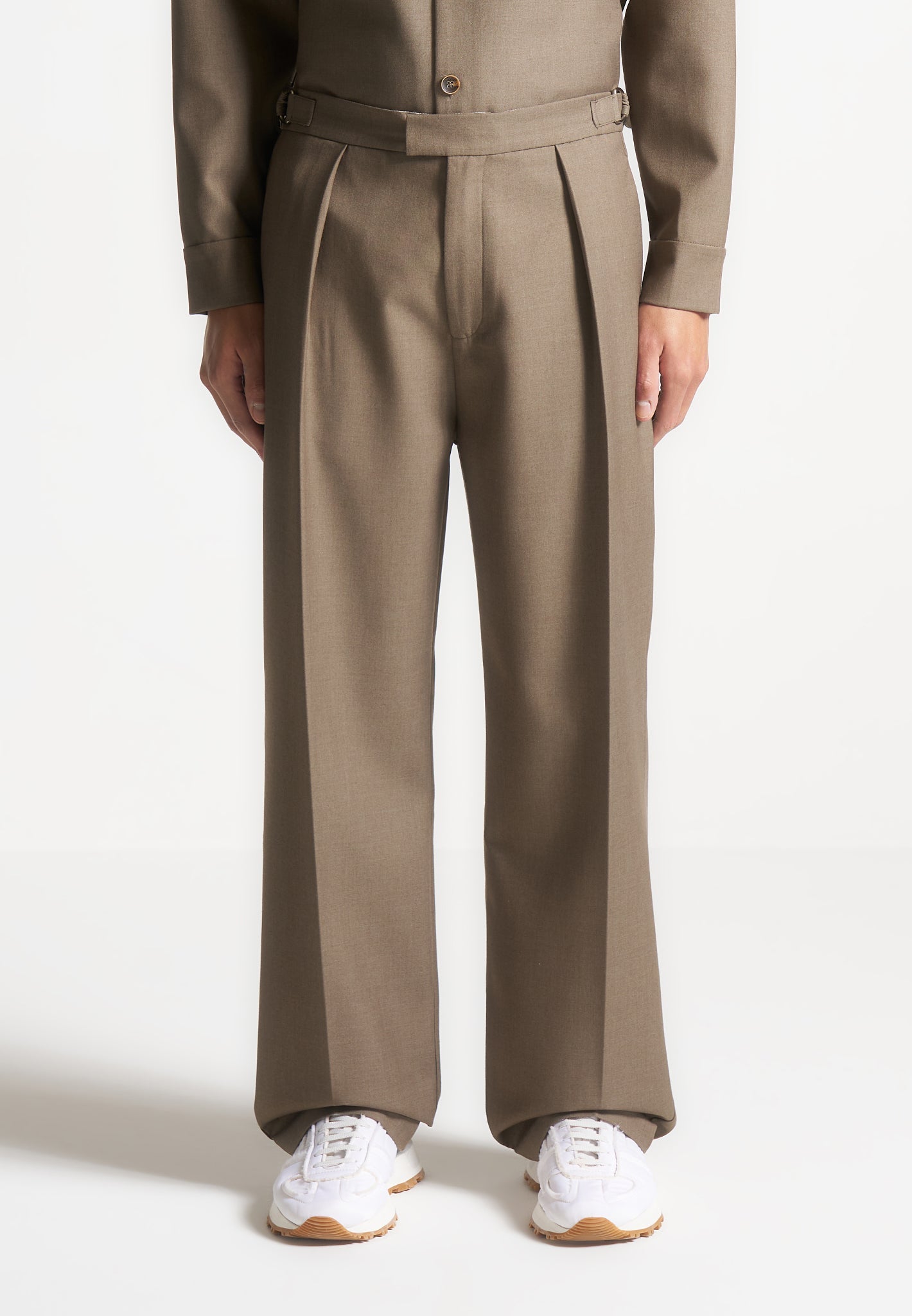 Relaxed Fit Hose mit Plisseefalten und Schraffurmuster - Khaki 