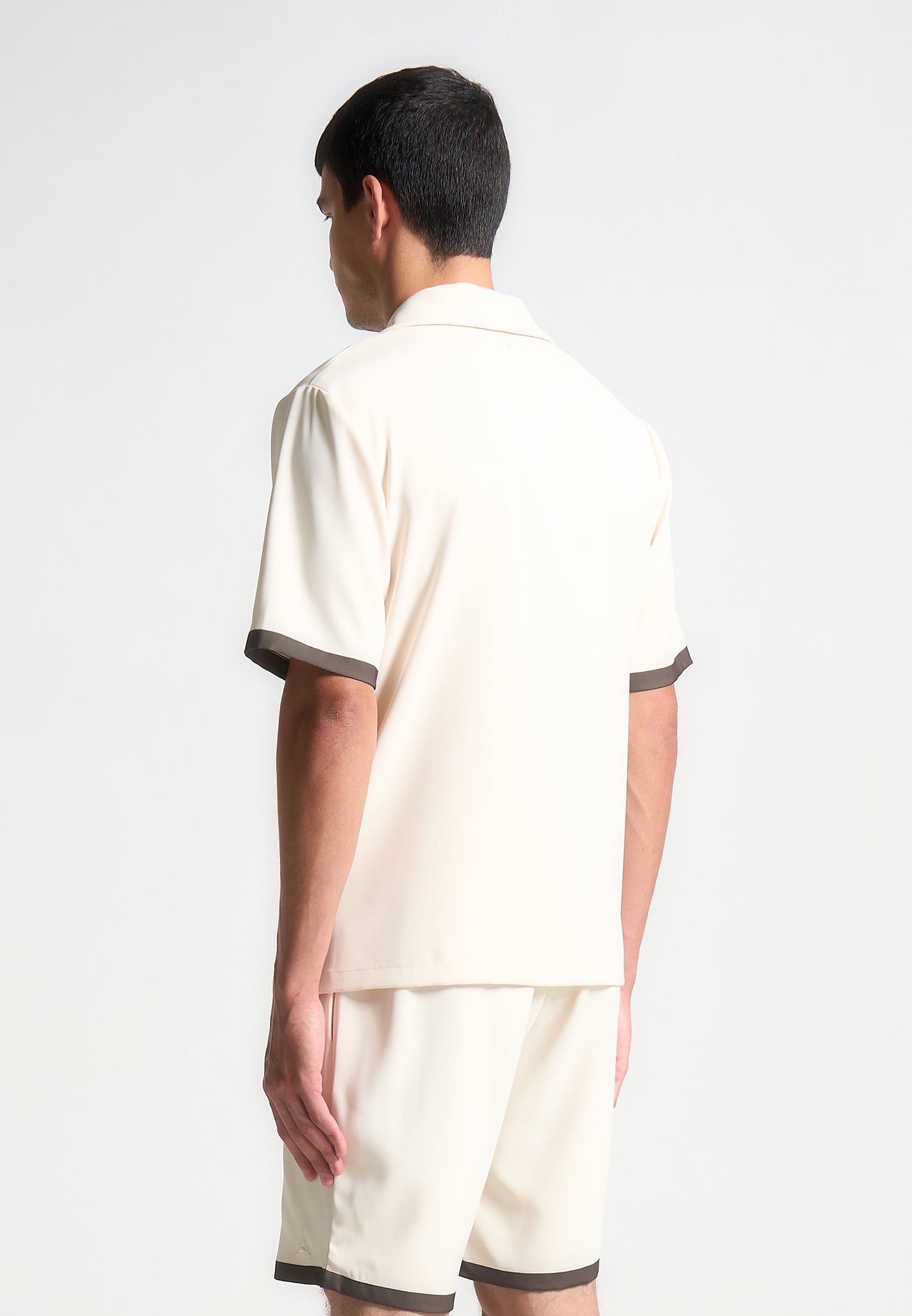 Hemd mit Reverskragen und Ombré-Bordüre – Creme/Braun