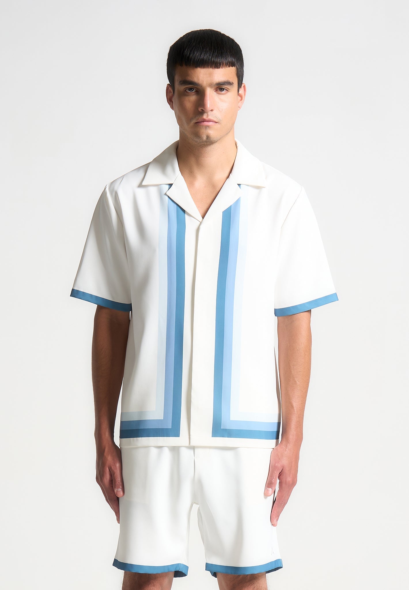 Hemd mit Reverskragen und Ombré-Bordüre – Weiß/Blau