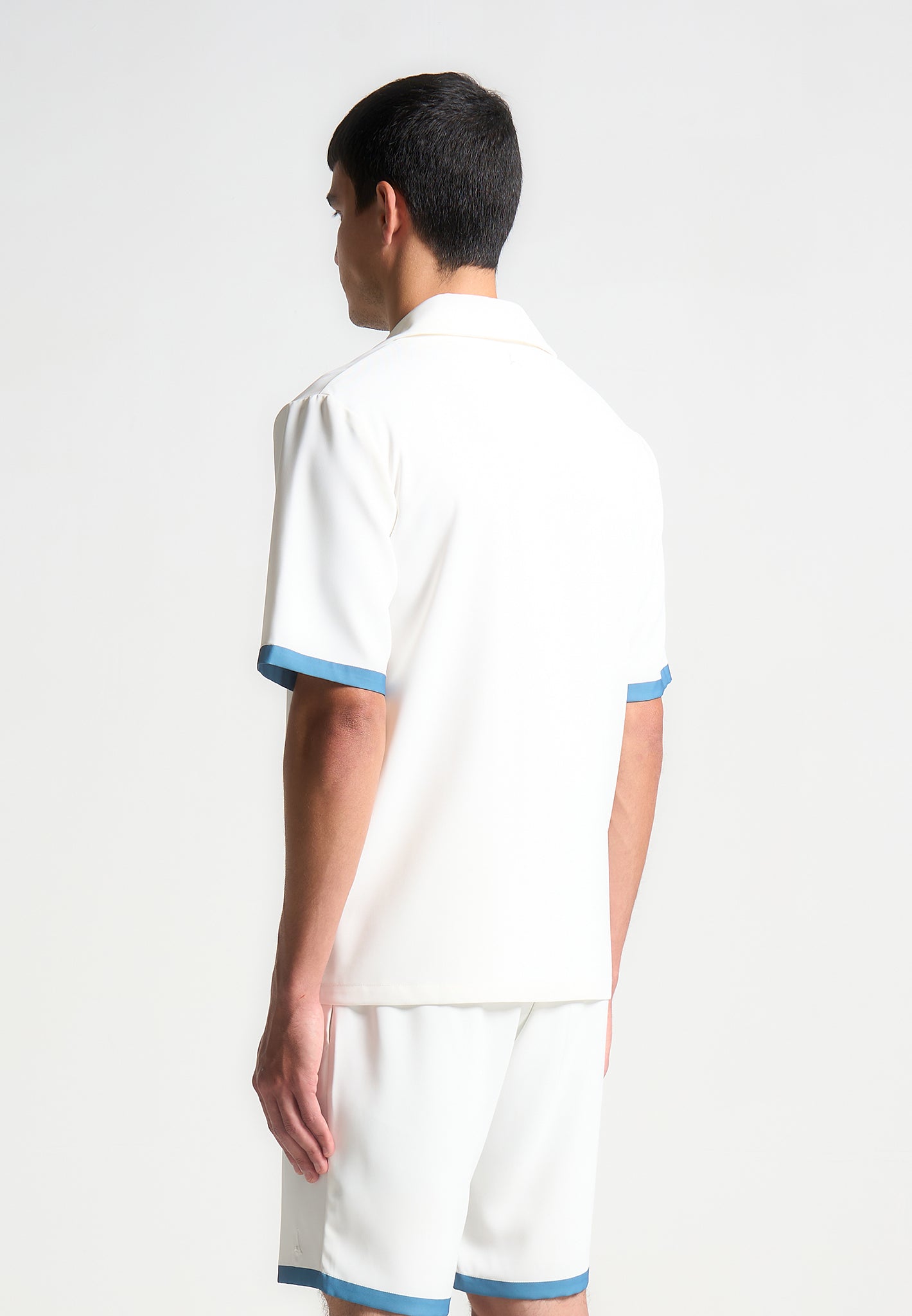 Hemd mit Reverskragen und Ombré-Bordüre – Weiß/Blau