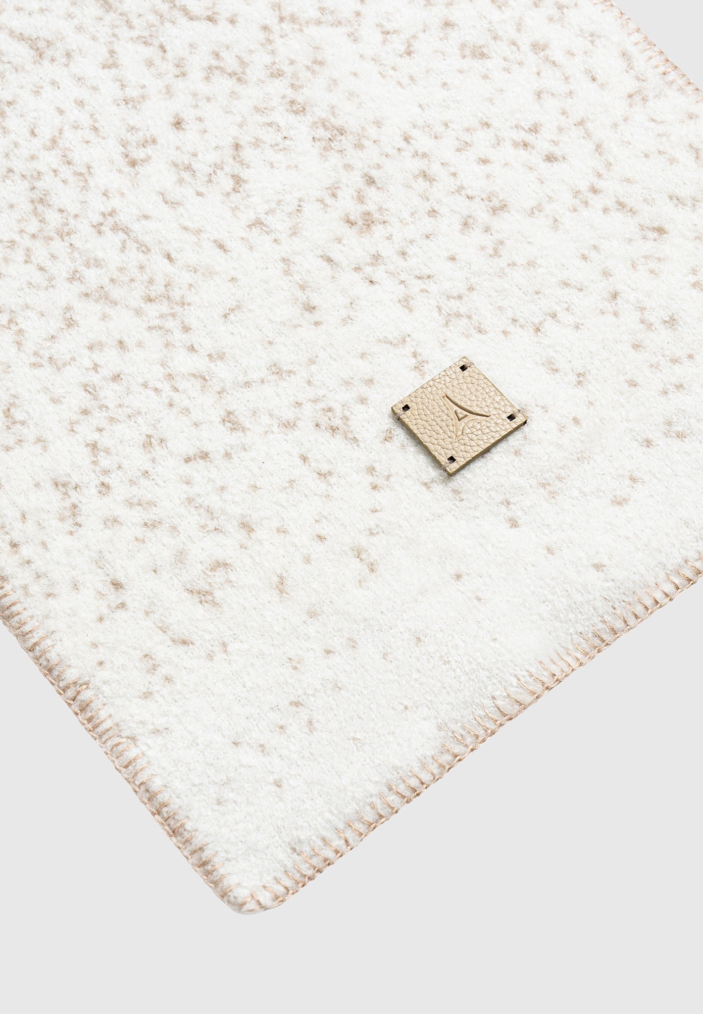 Wendeschal aus Wollstrick mit Ombré-Muster – Beige/Weiß 