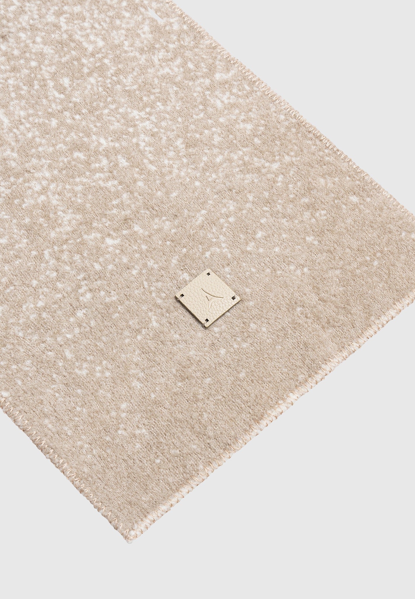 Wendeschal aus Wollstrick mit Ombré-Muster – Beige/Weiß 