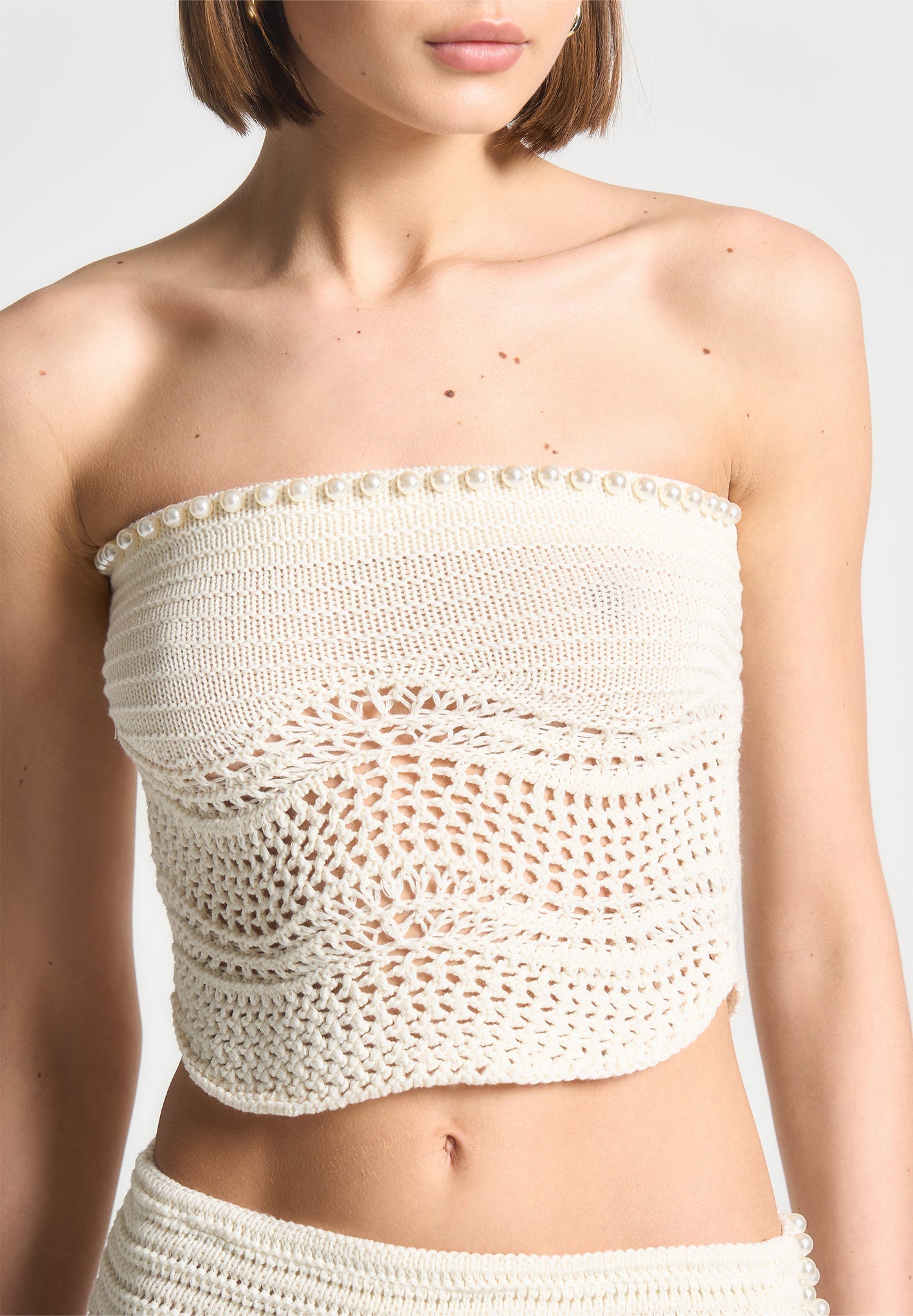 Bandeau-Top mit Perlenapplikation und Häkelarbeit - Creme
